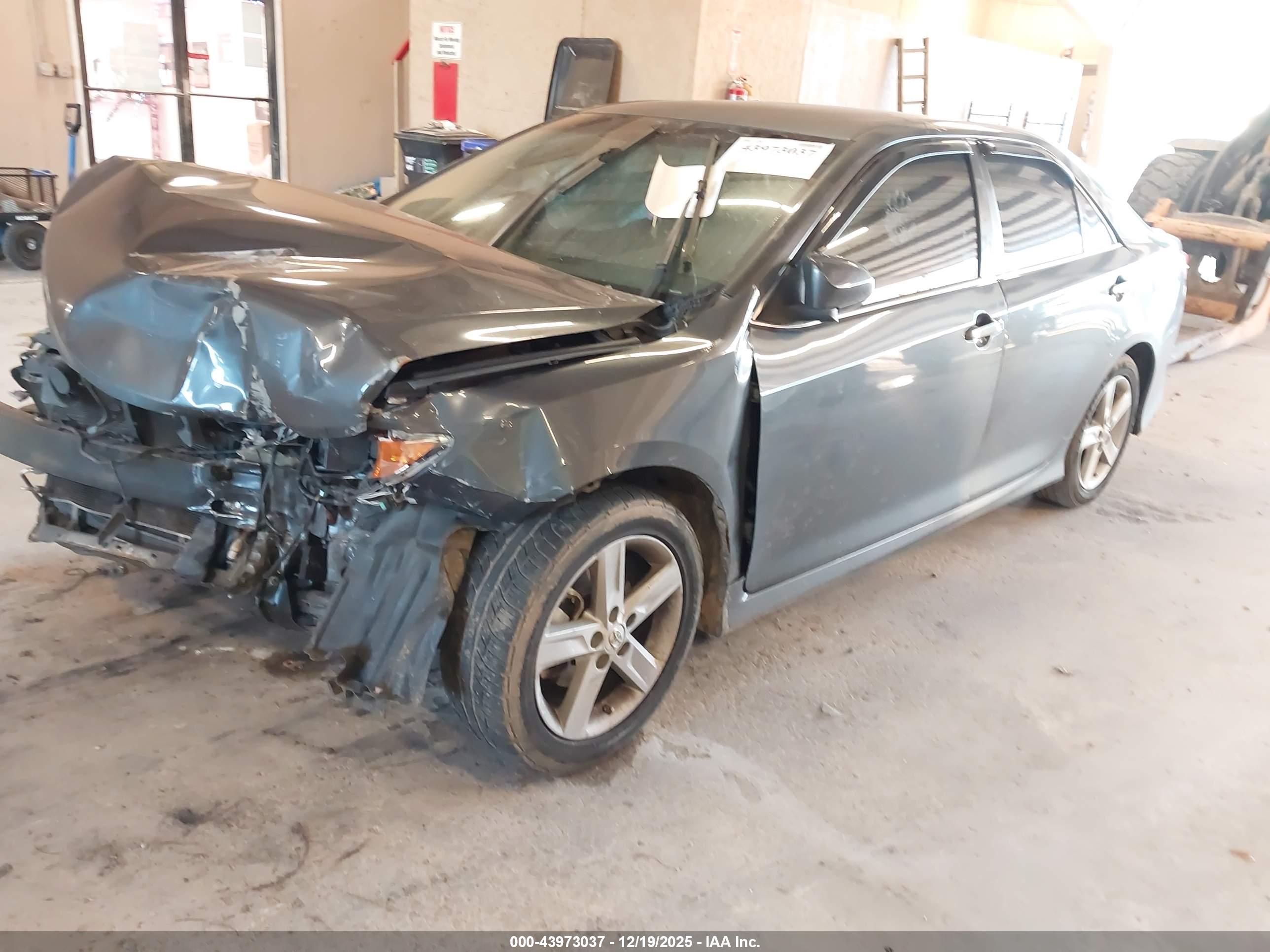 TOYOTA CAMRY image 2