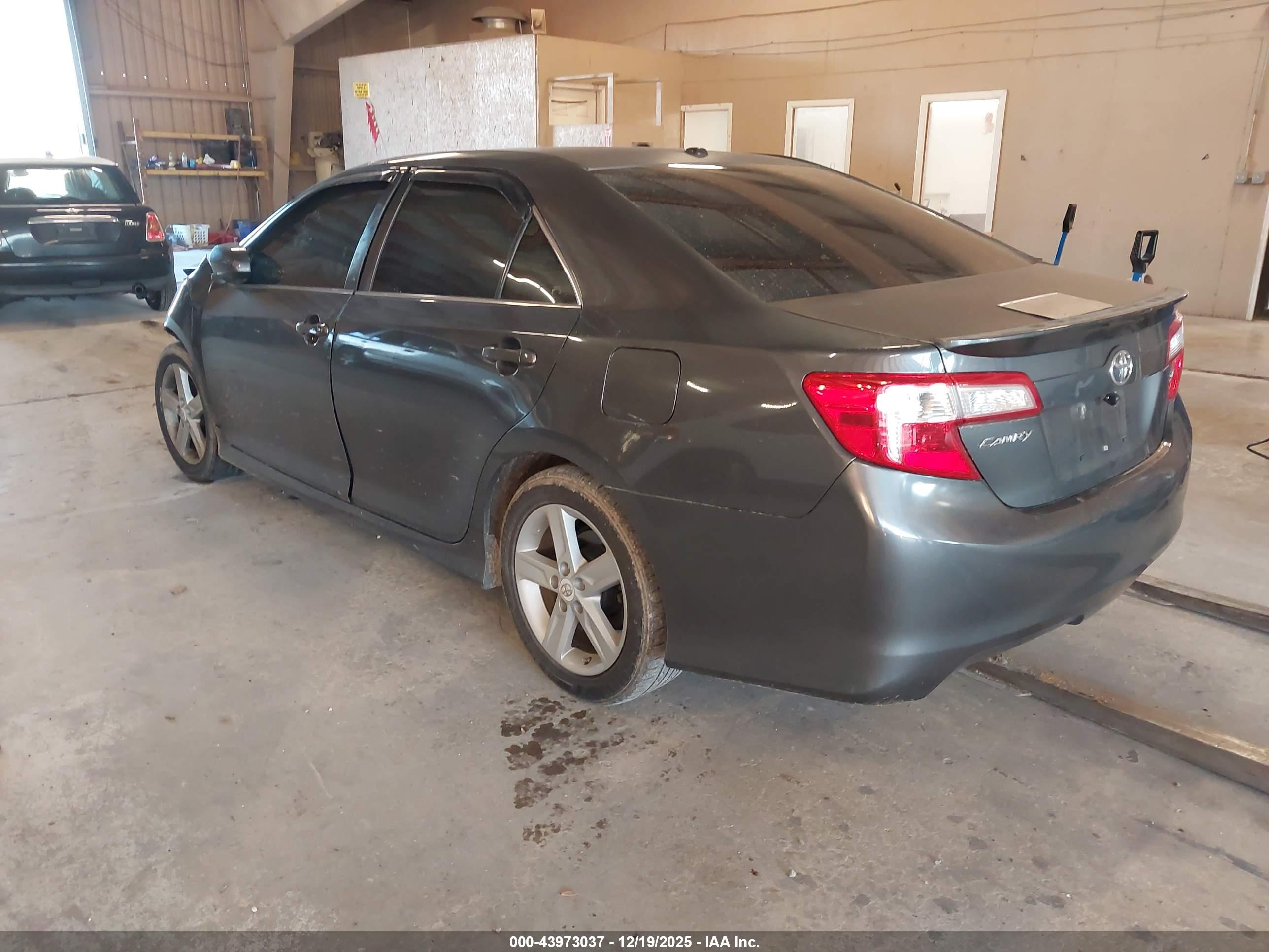 TOYOTA CAMRY image 3