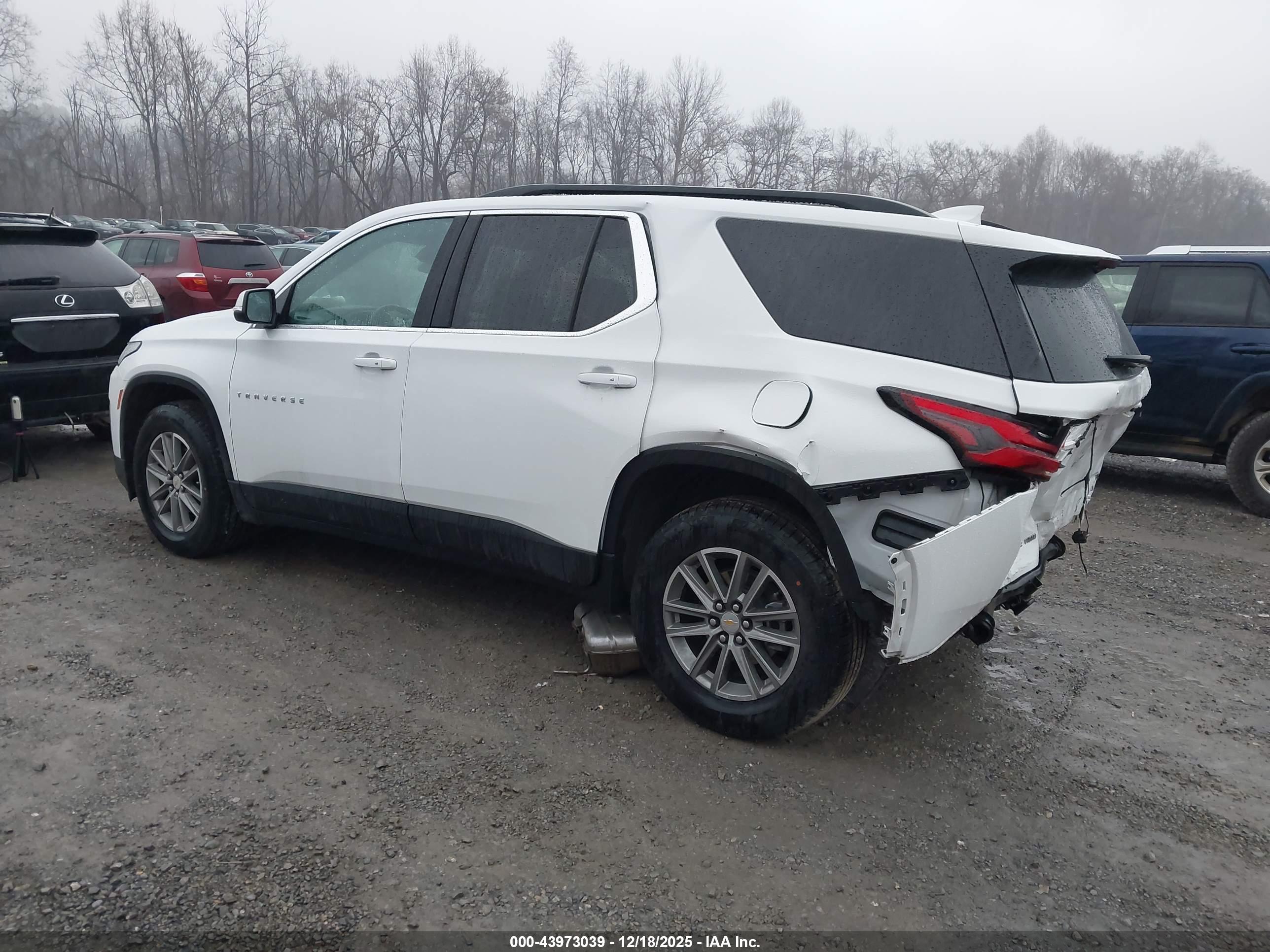 CHEVROLET TRAVERSE image 3