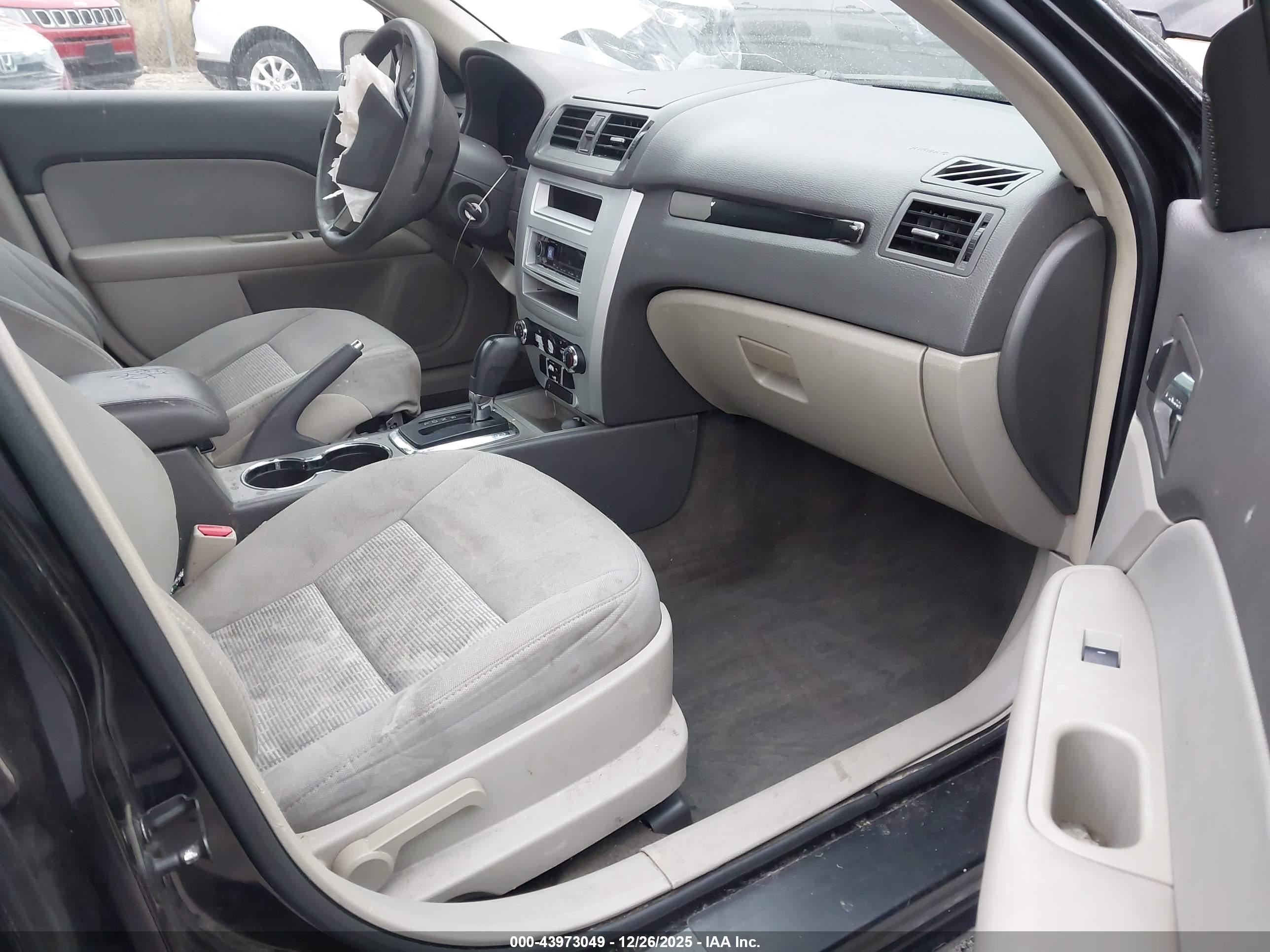 FORD FUSION image 5