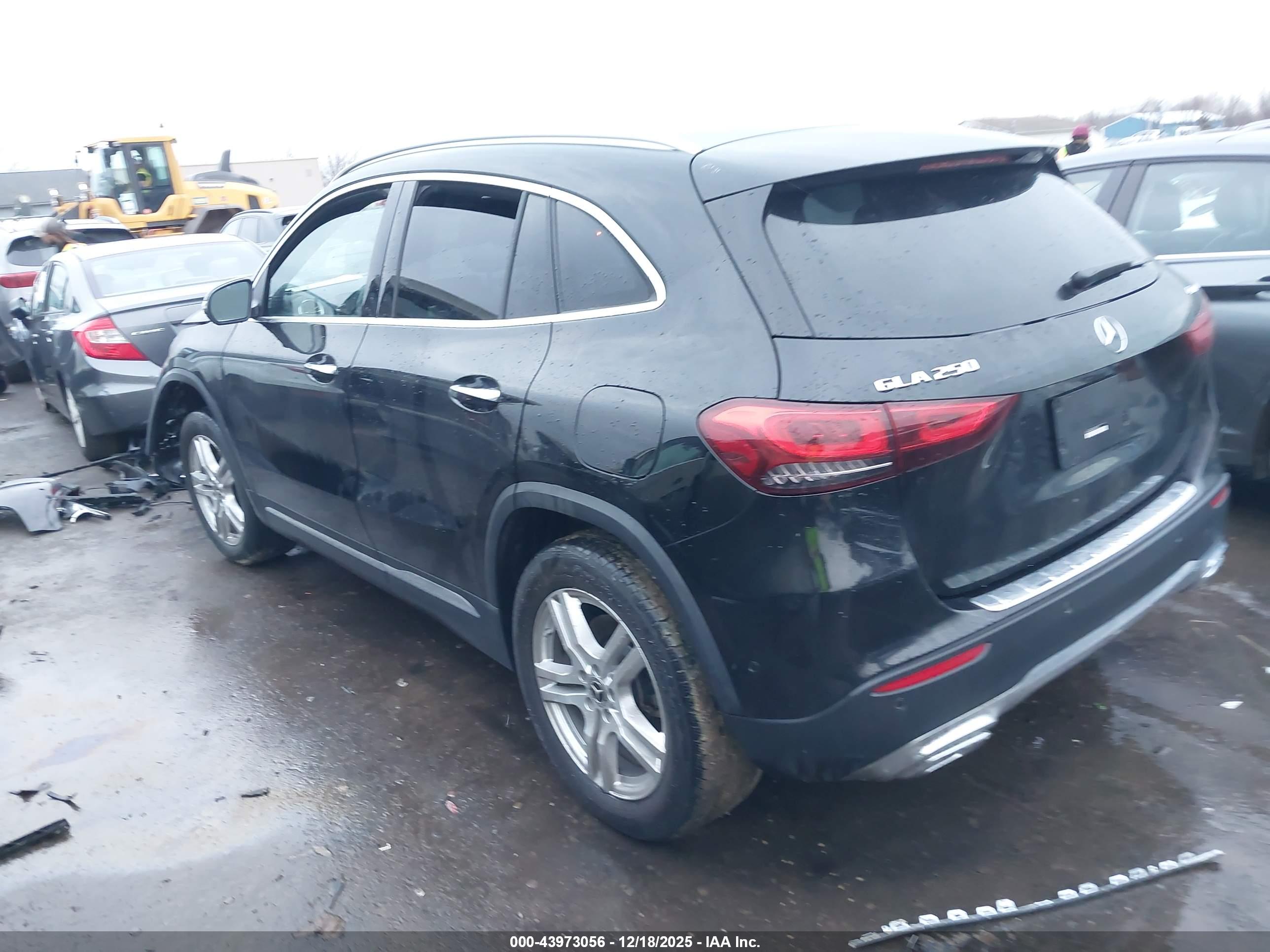 MERCEDES-BENZ GLA image 3