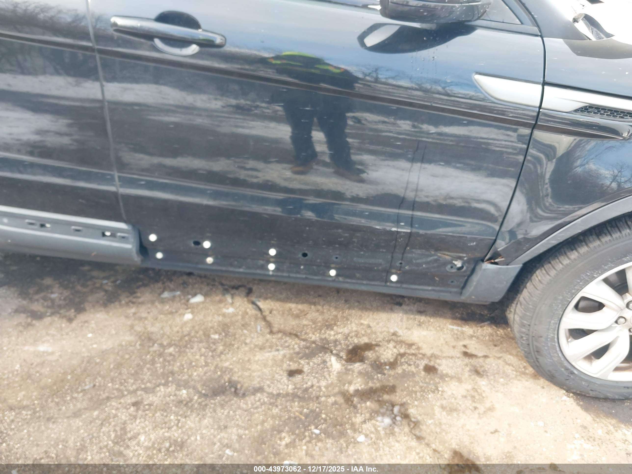 LAND ROVER image 6