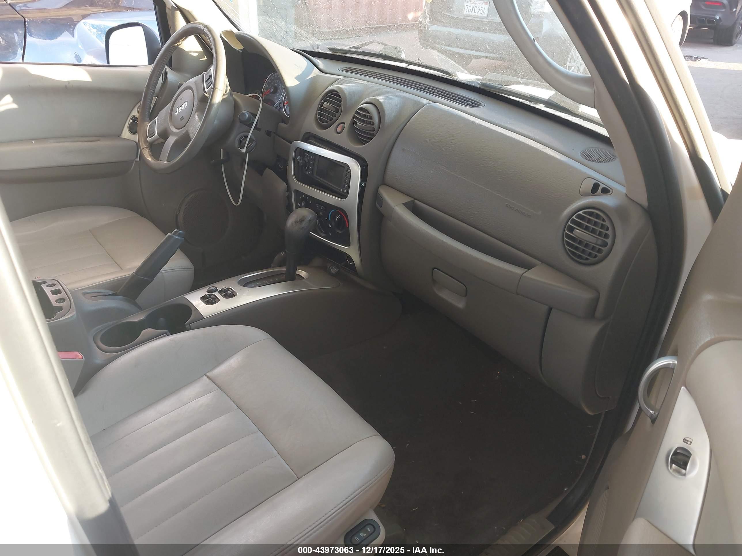 JEEP LIBERTY image 5