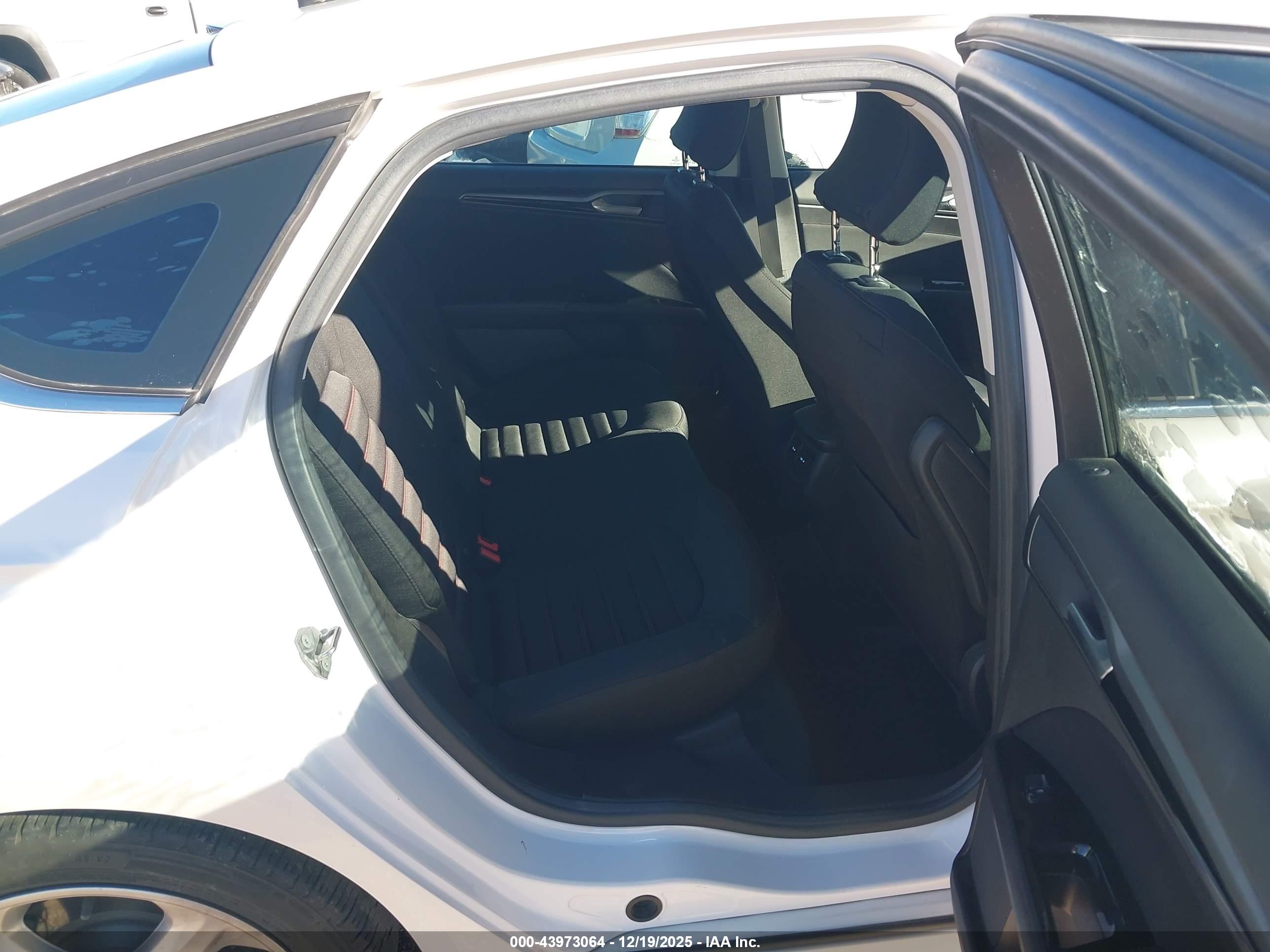 FORD FUSION image 8