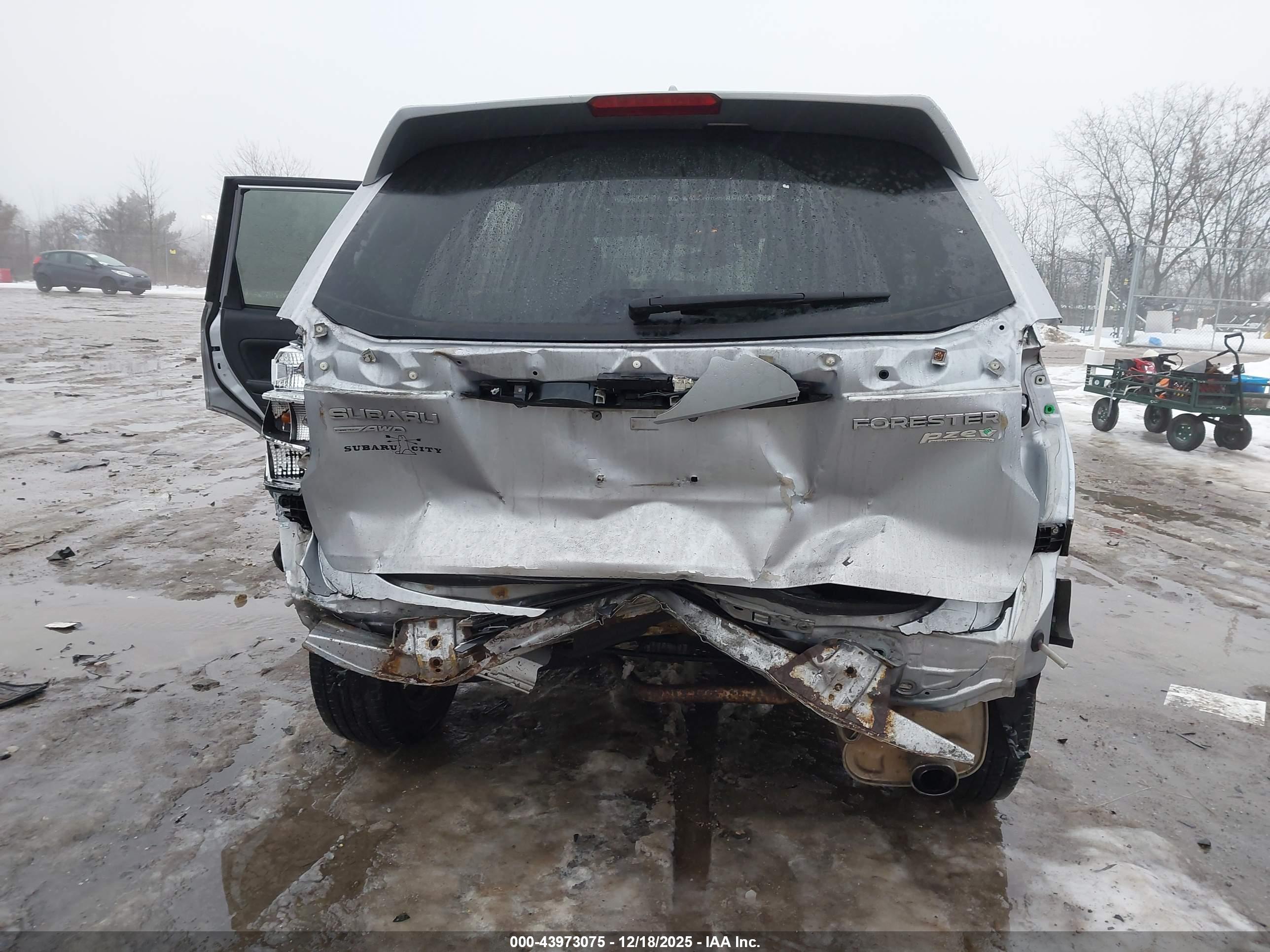 SUBARU FORESTER image 6