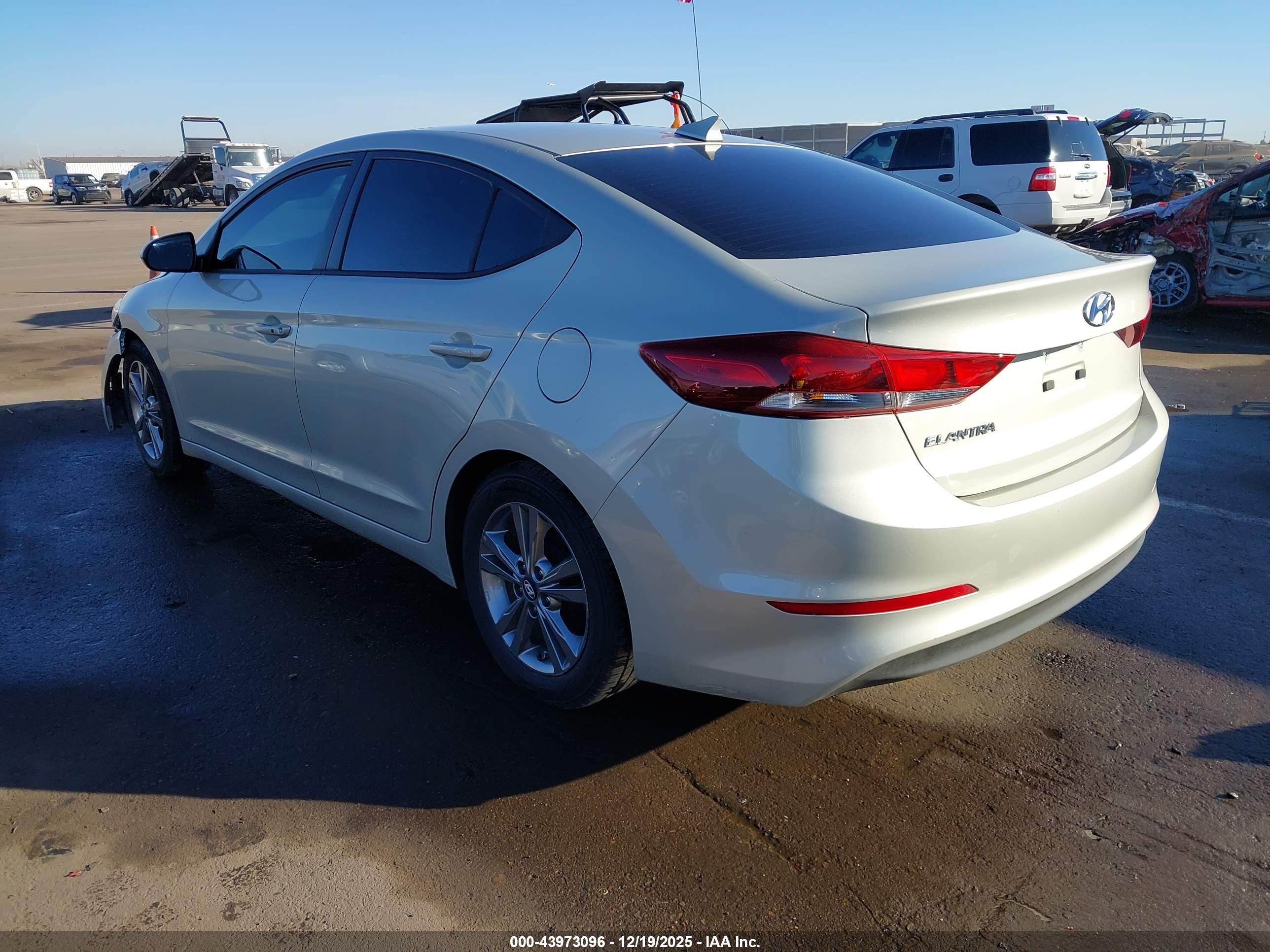 HYUNDAI ELANTRA image 3