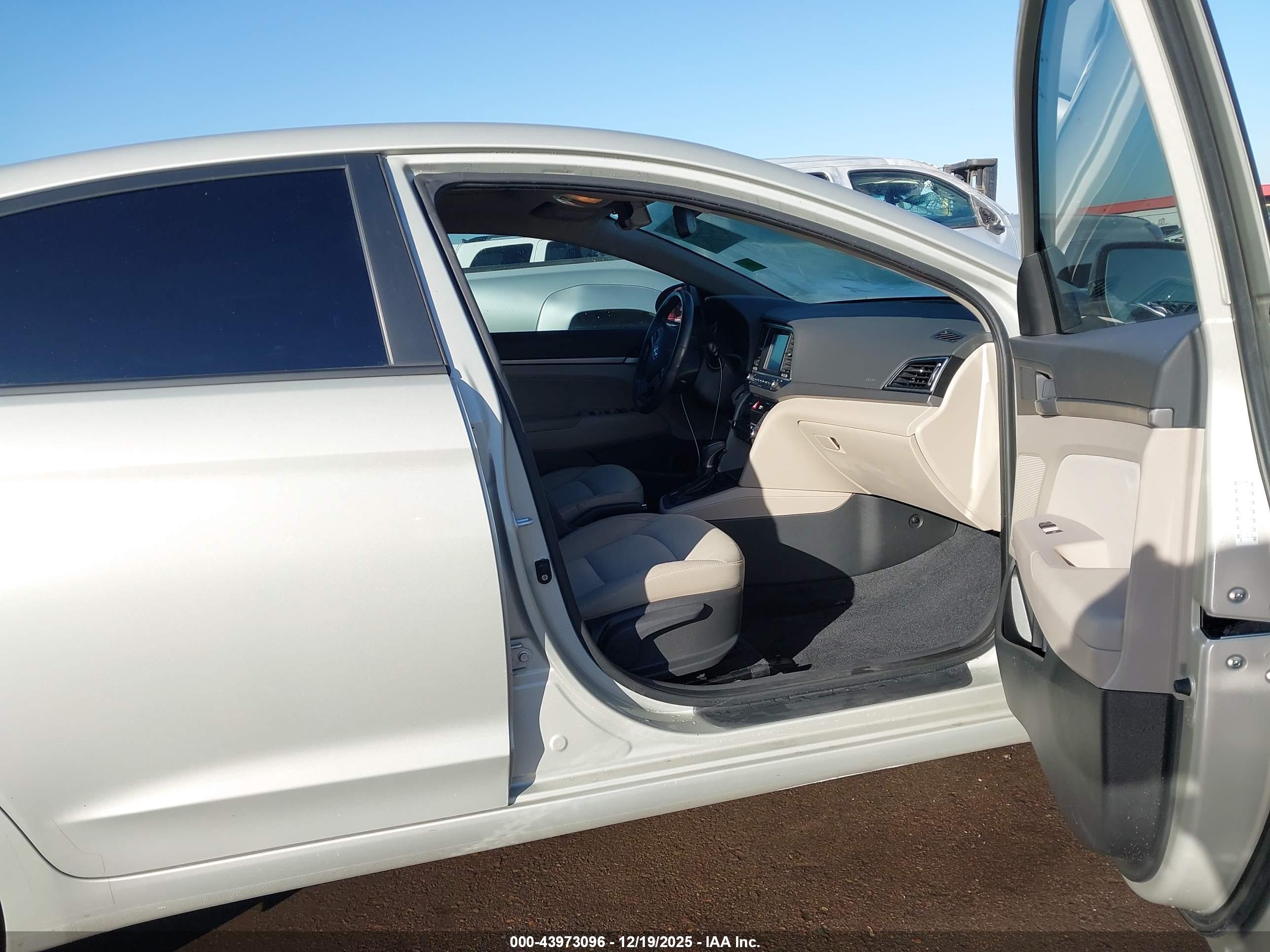 HYUNDAI ELANTRA image 5