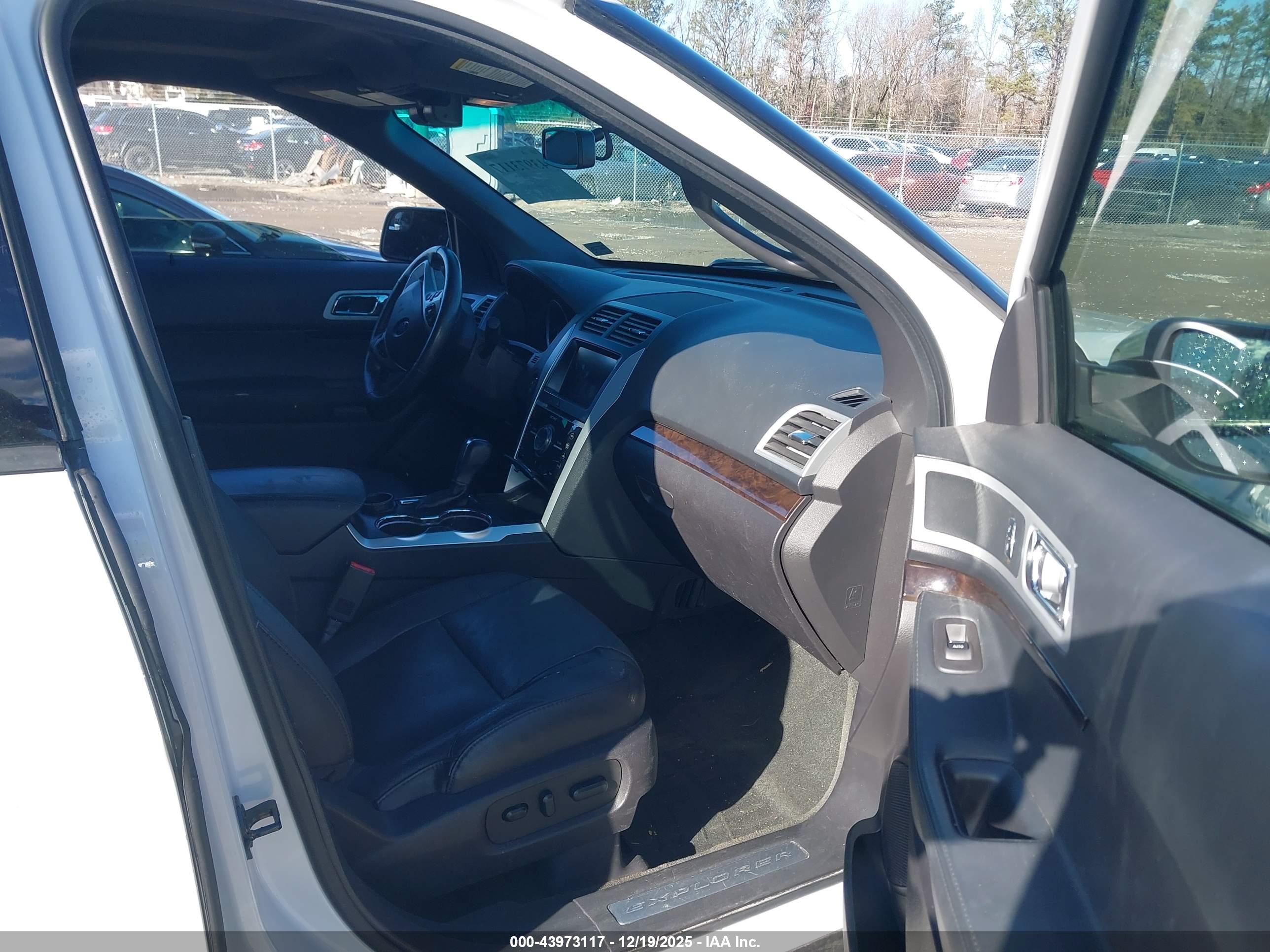 FORD EXPLORER image 5