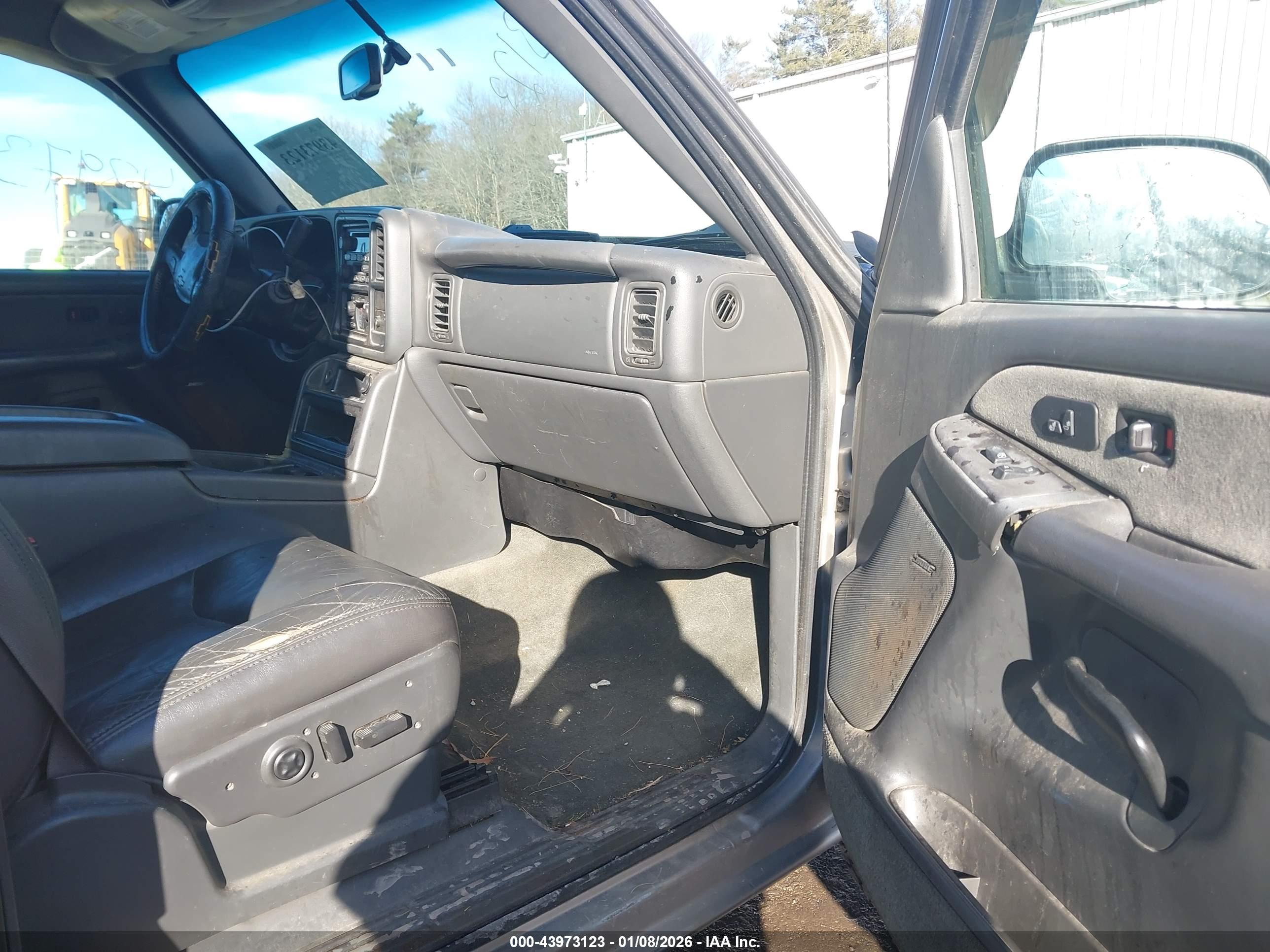 CHEVROLET SILVERADO image 5