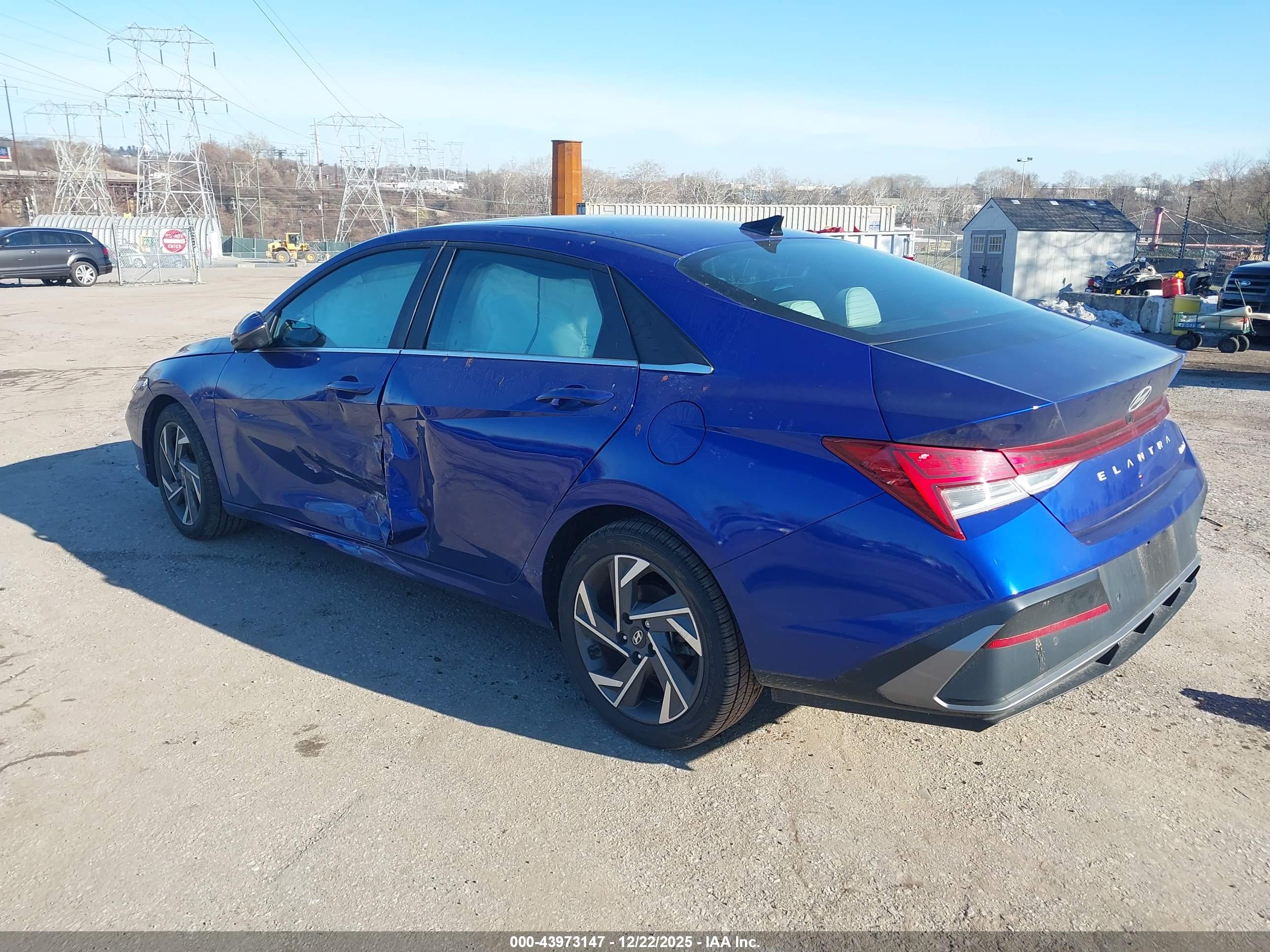 HYUNDAI ELANTRA image 3