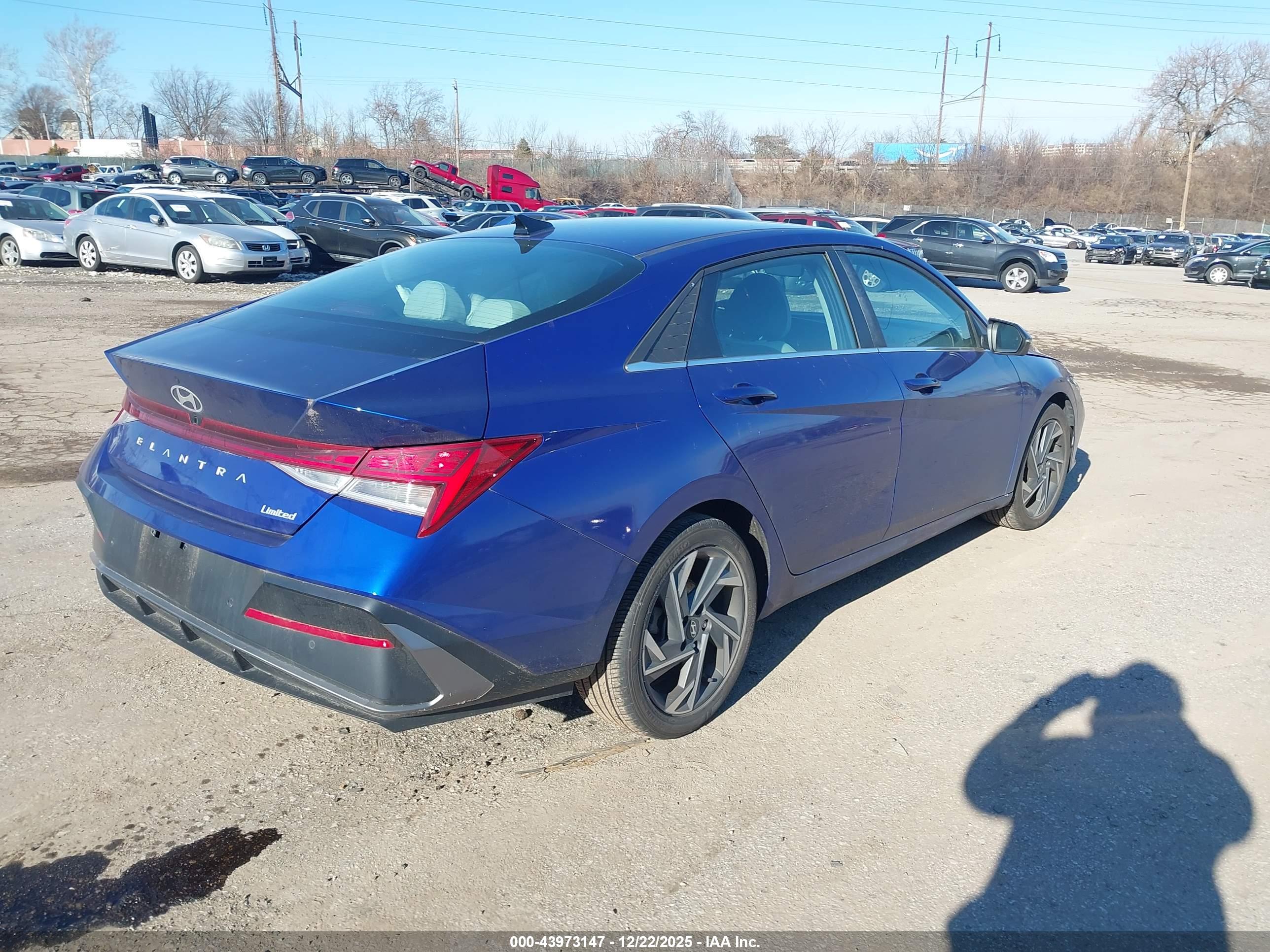 HYUNDAI ELANTRA image 4