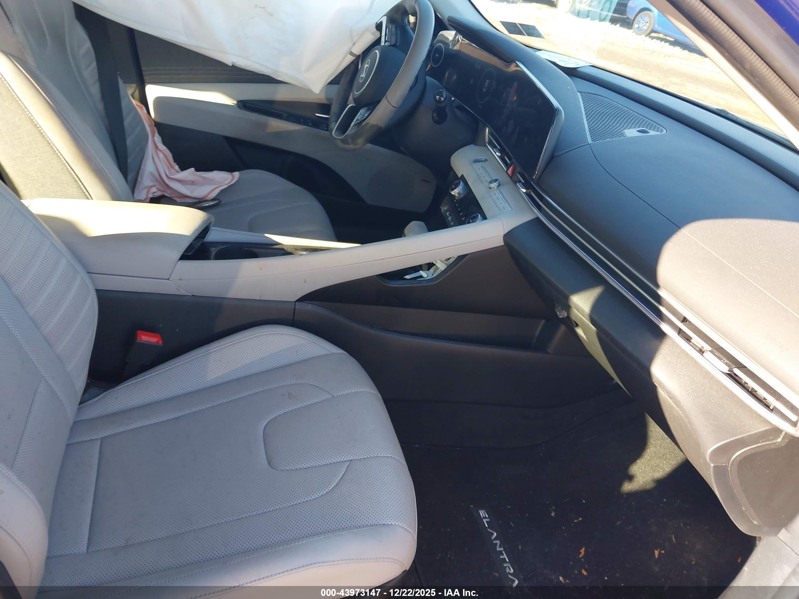 HYUNDAI ELANTRA image 5