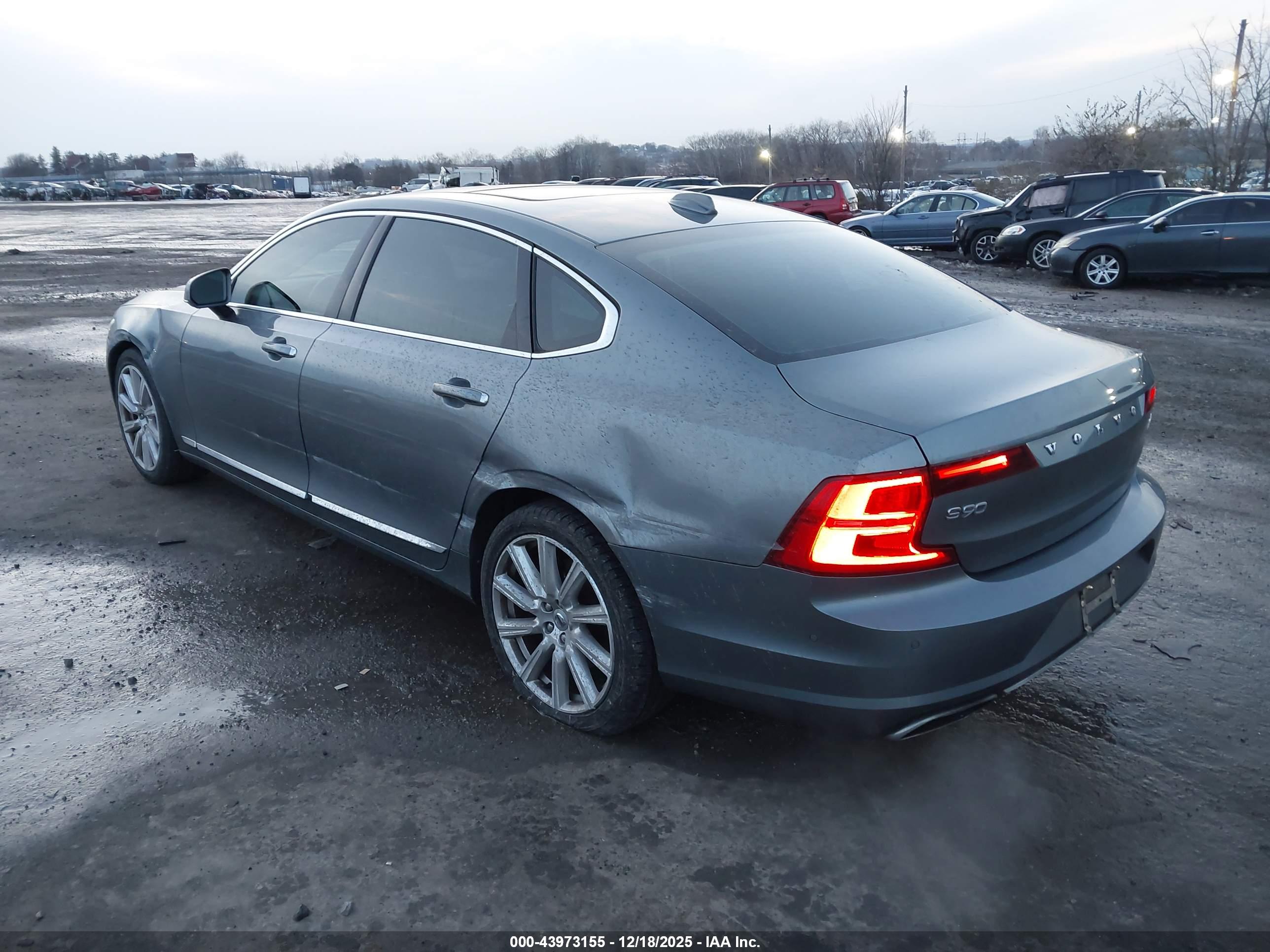 VOLVO S90 image 3