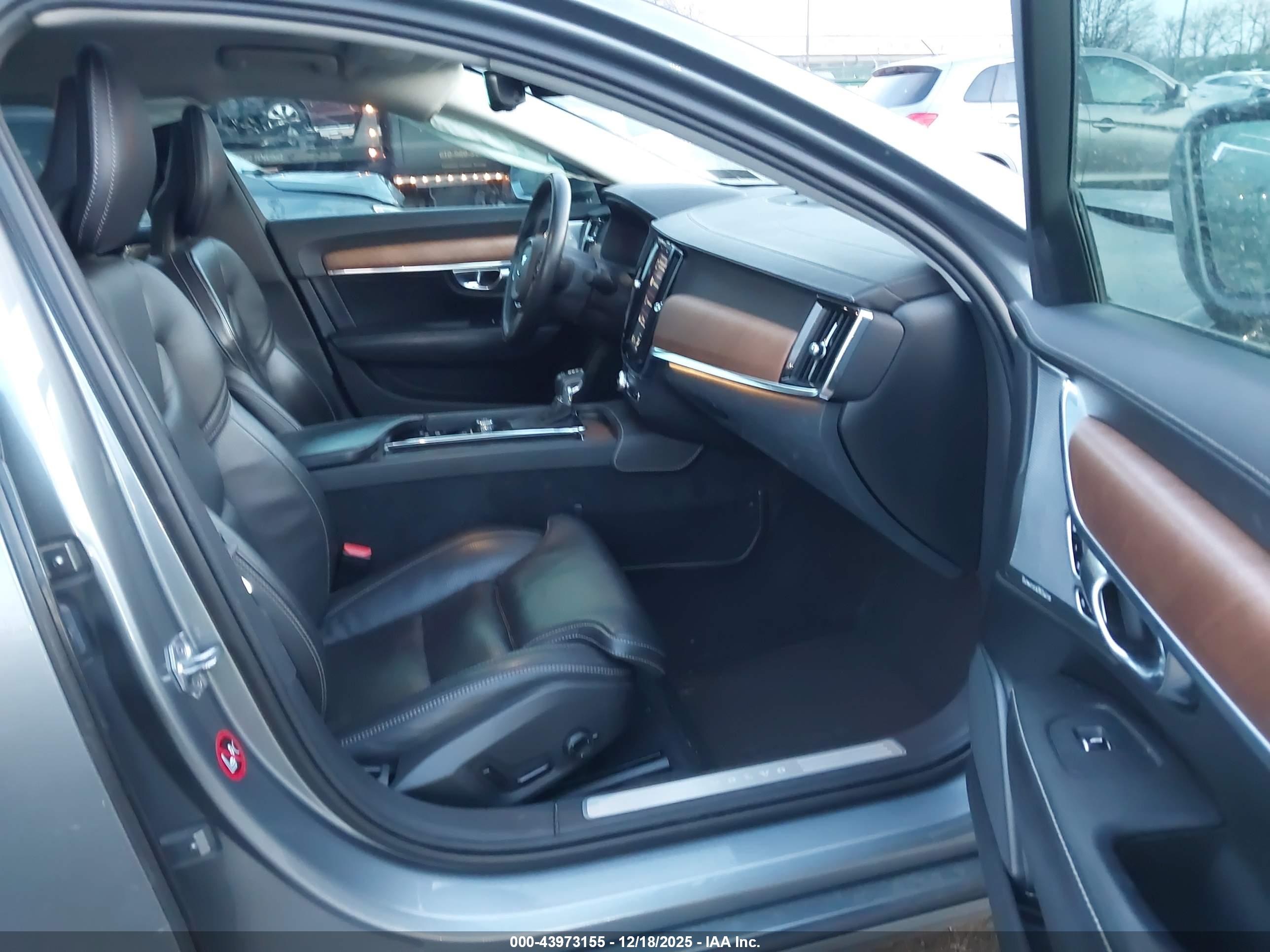 VOLVO S90 image 5