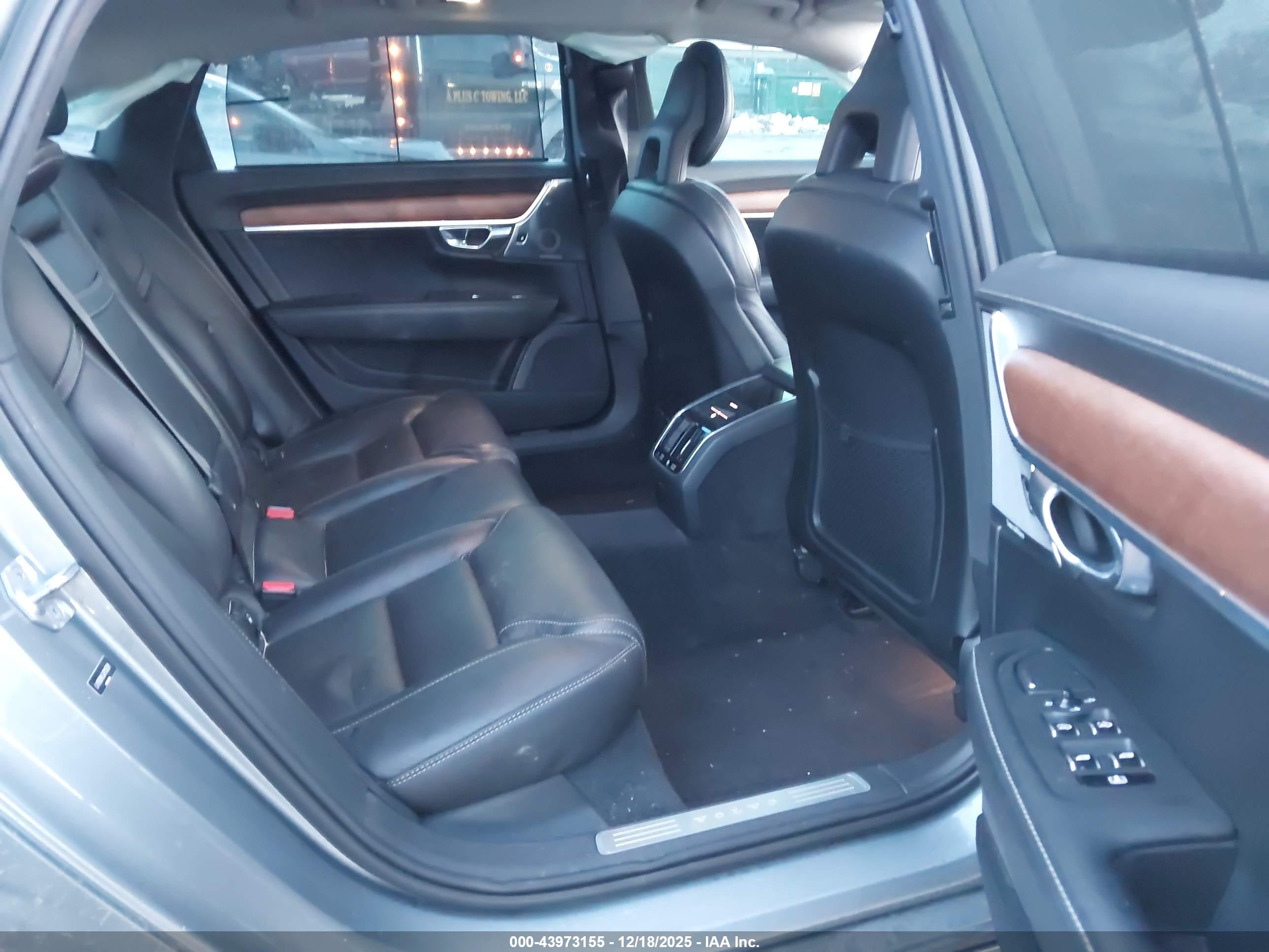 VOLVO S90 image 8