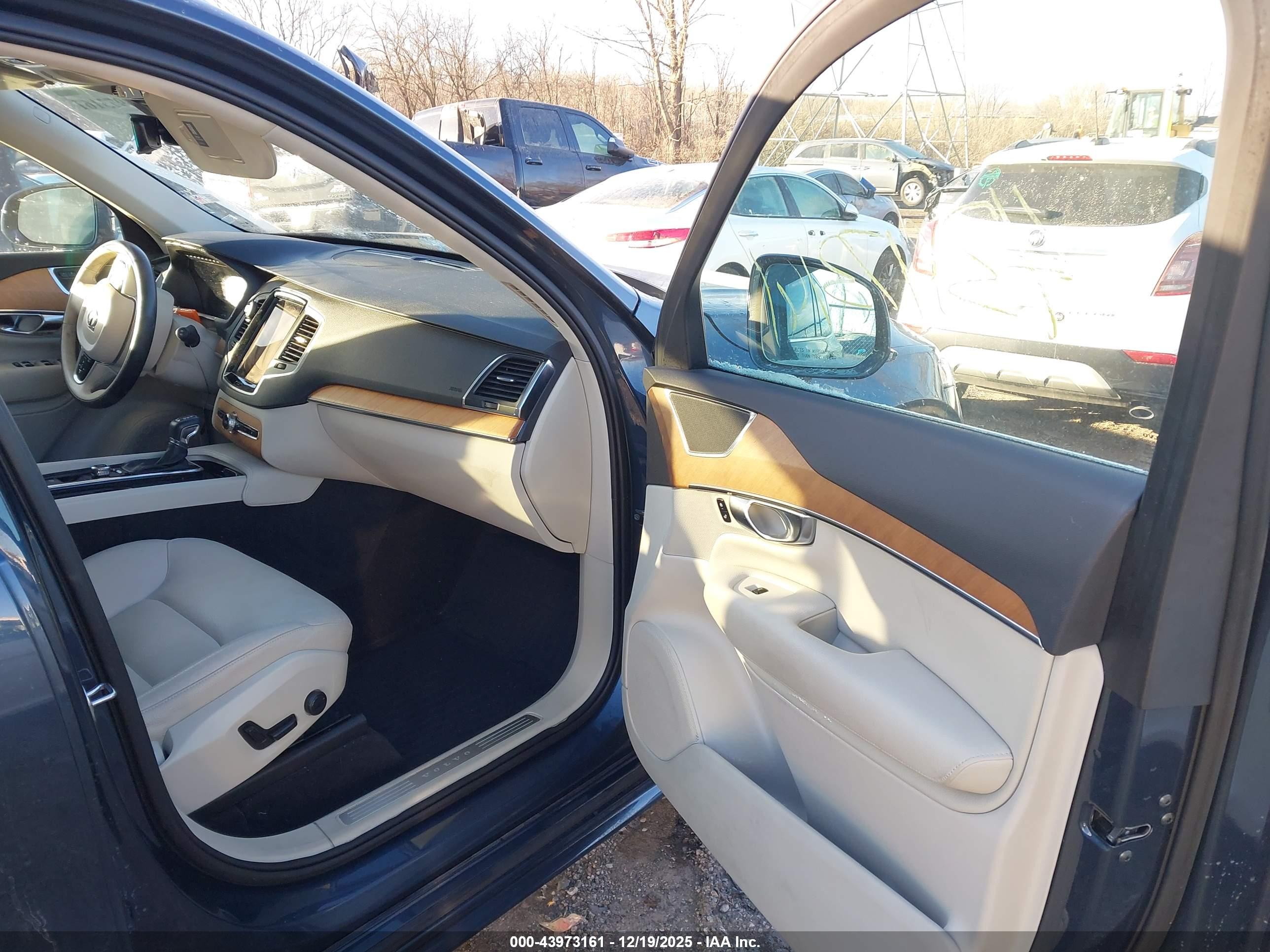 VOLVO XC90 image 5