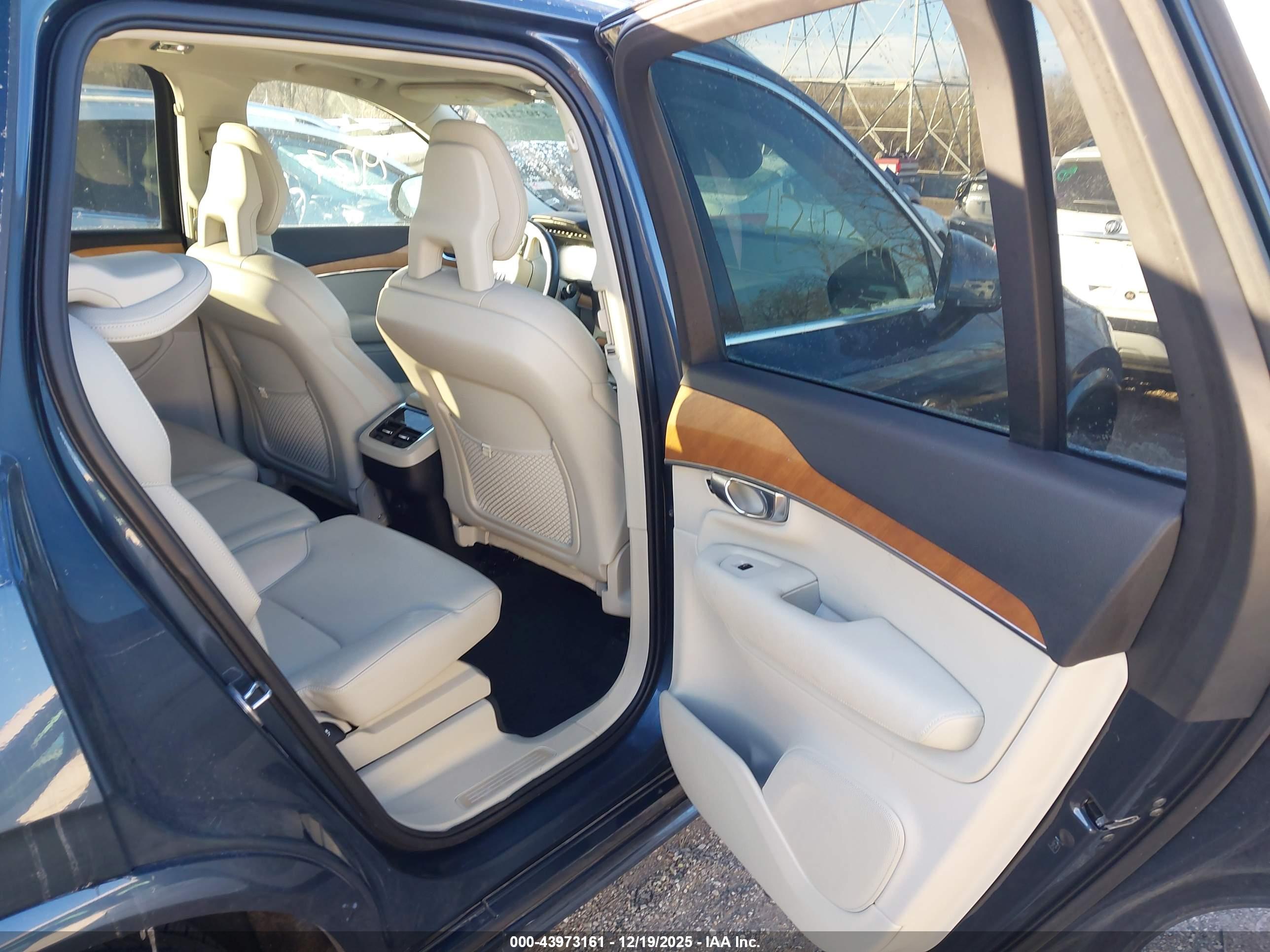 VOLVO XC90 image 8