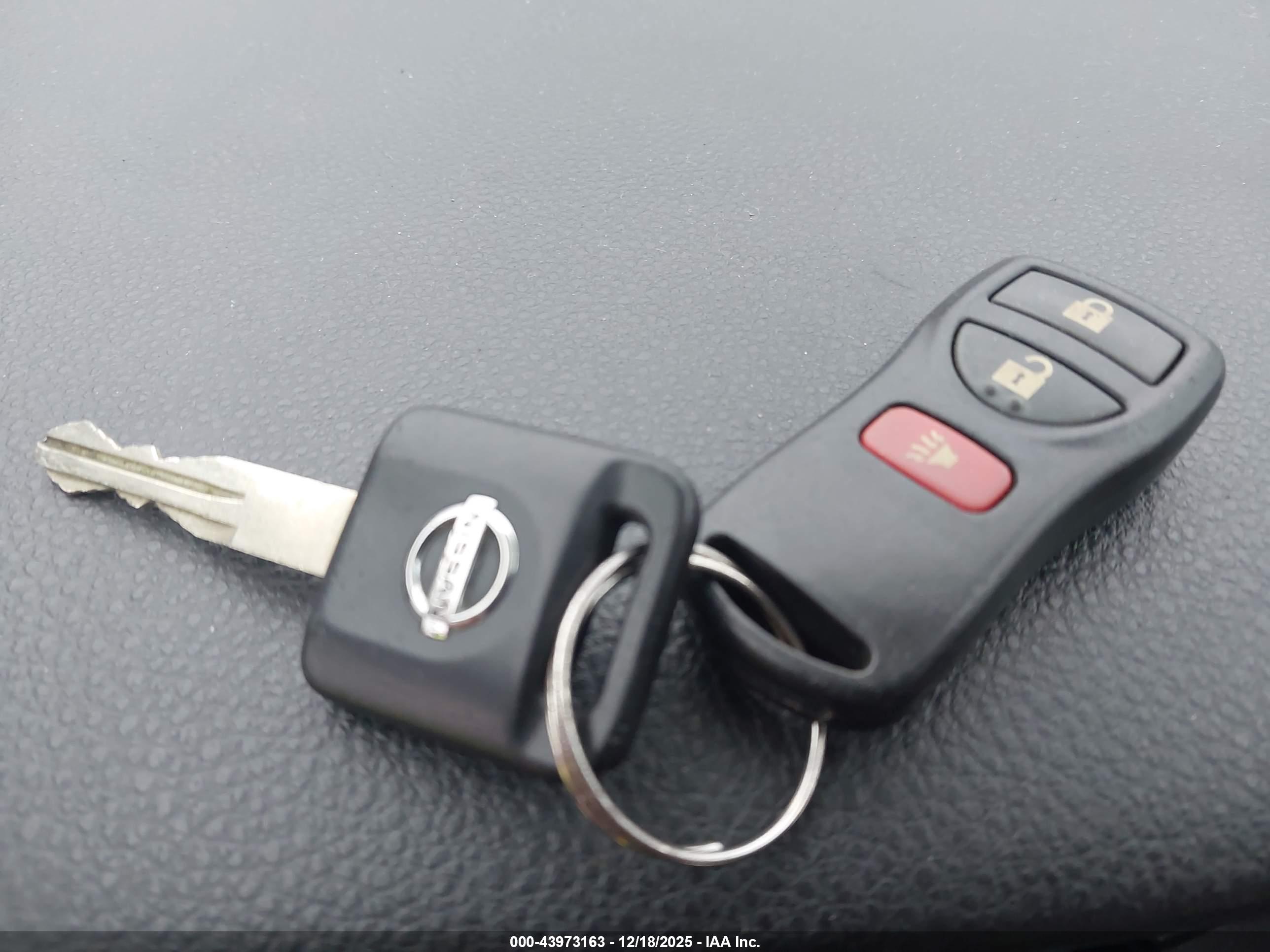 NISSAN VERSA image 11
