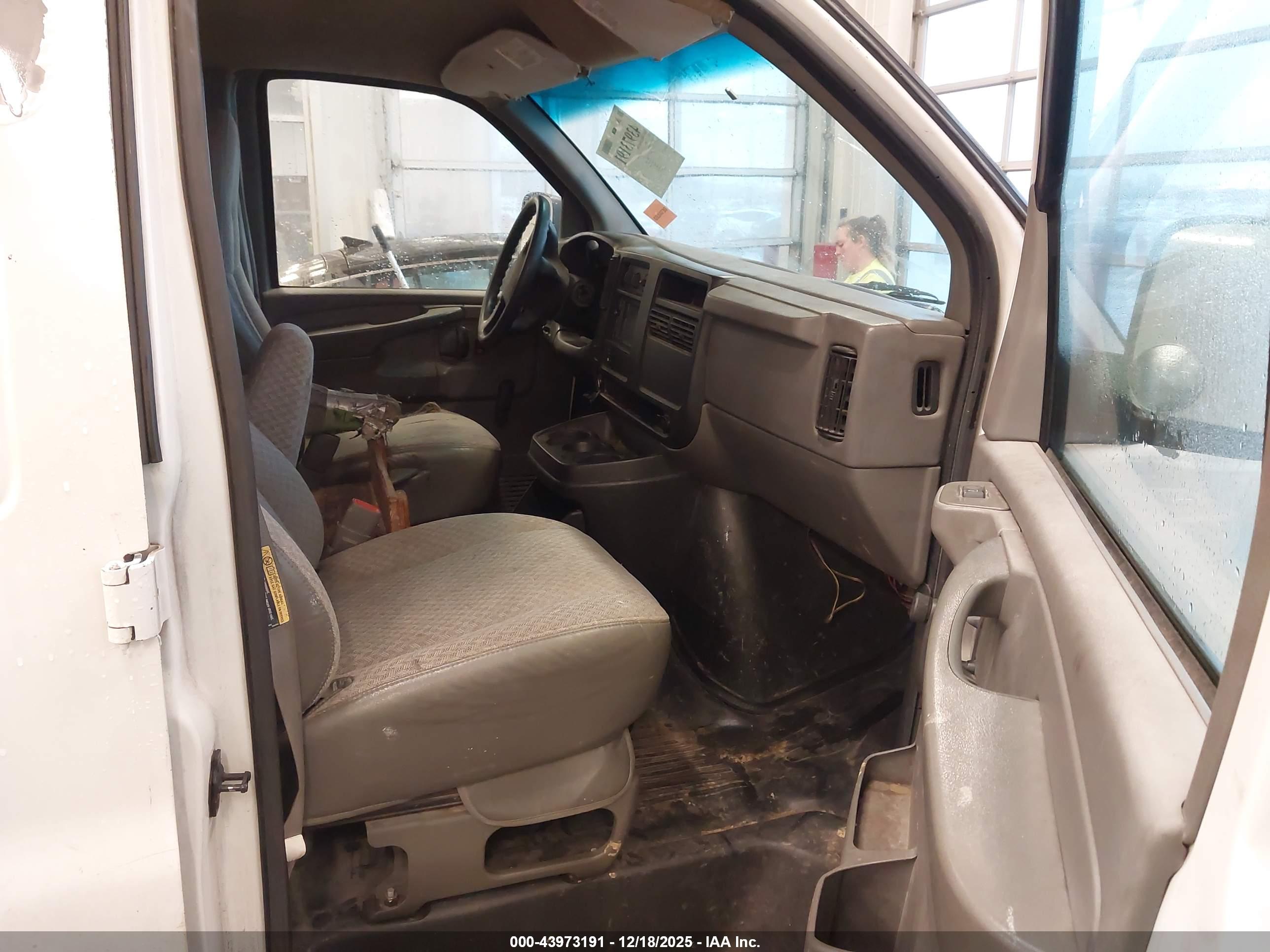 GMC SAVANA image 5