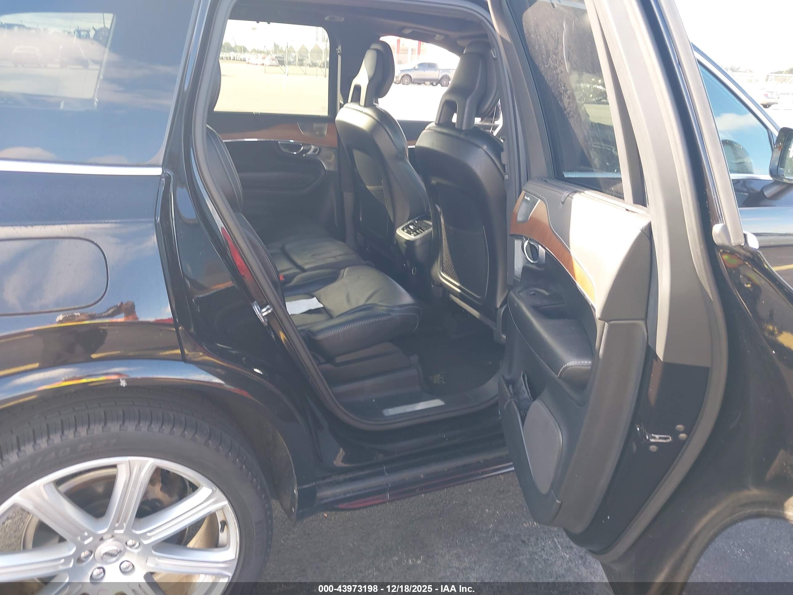 VOLVO XC90 image 8