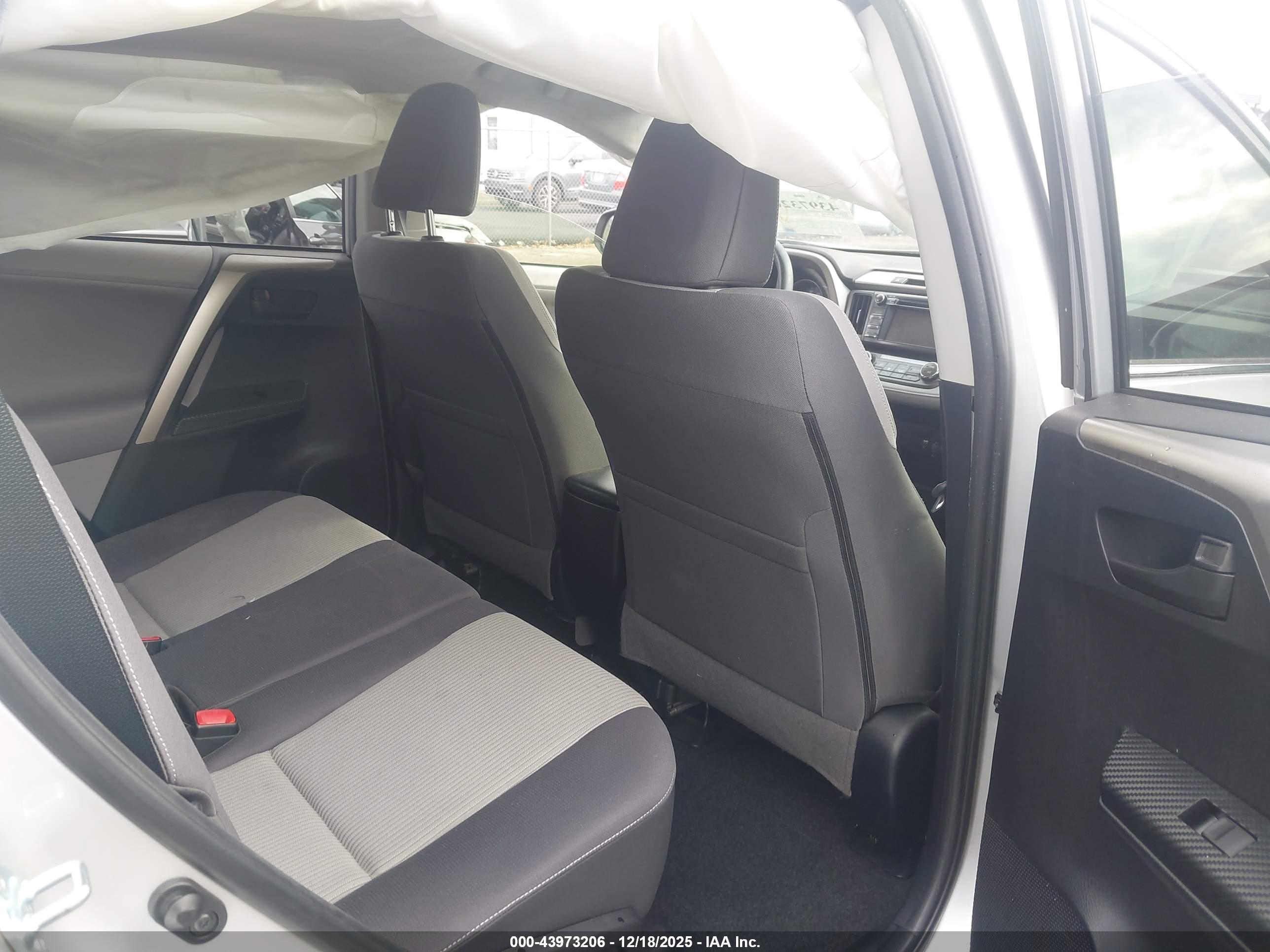 TOYOTA RAV4 image 8
