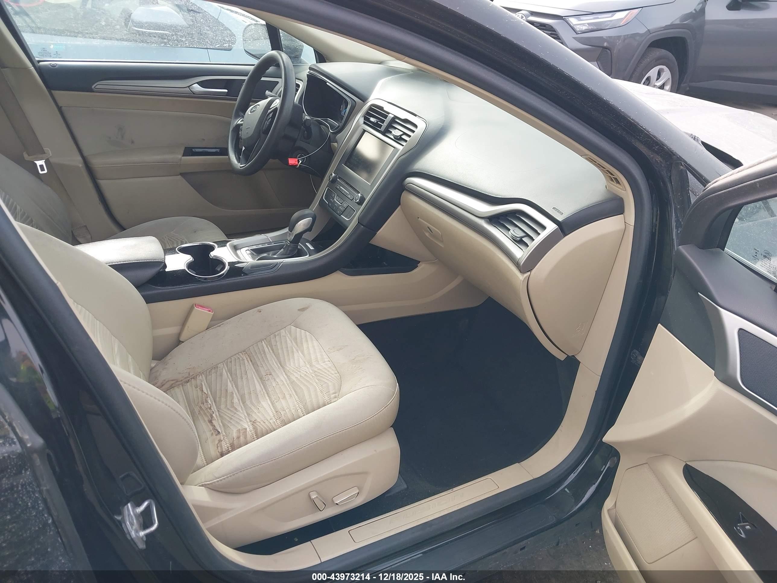 FORD FUSION image 5