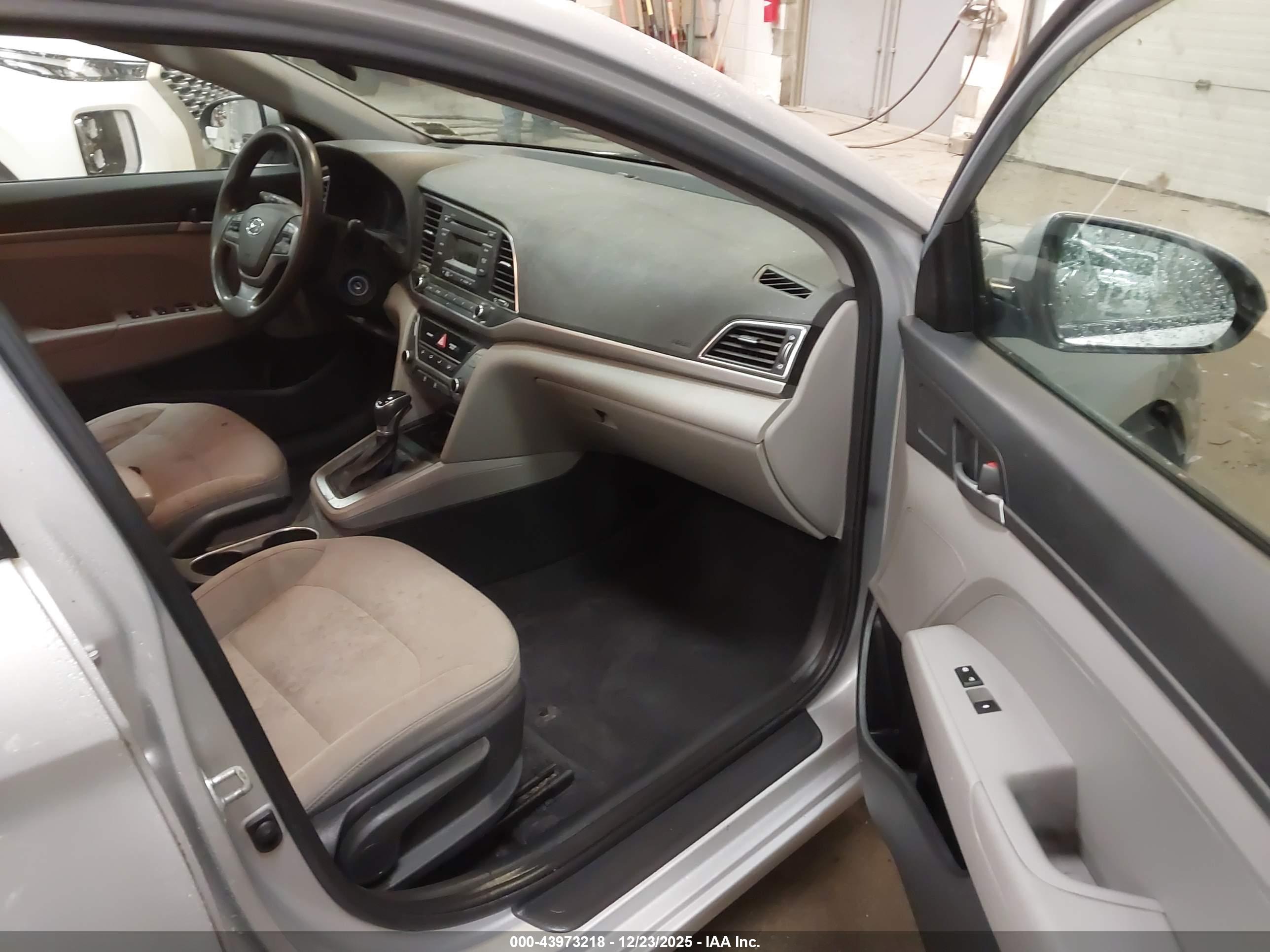 HYUNDAI ELANTRA image 5