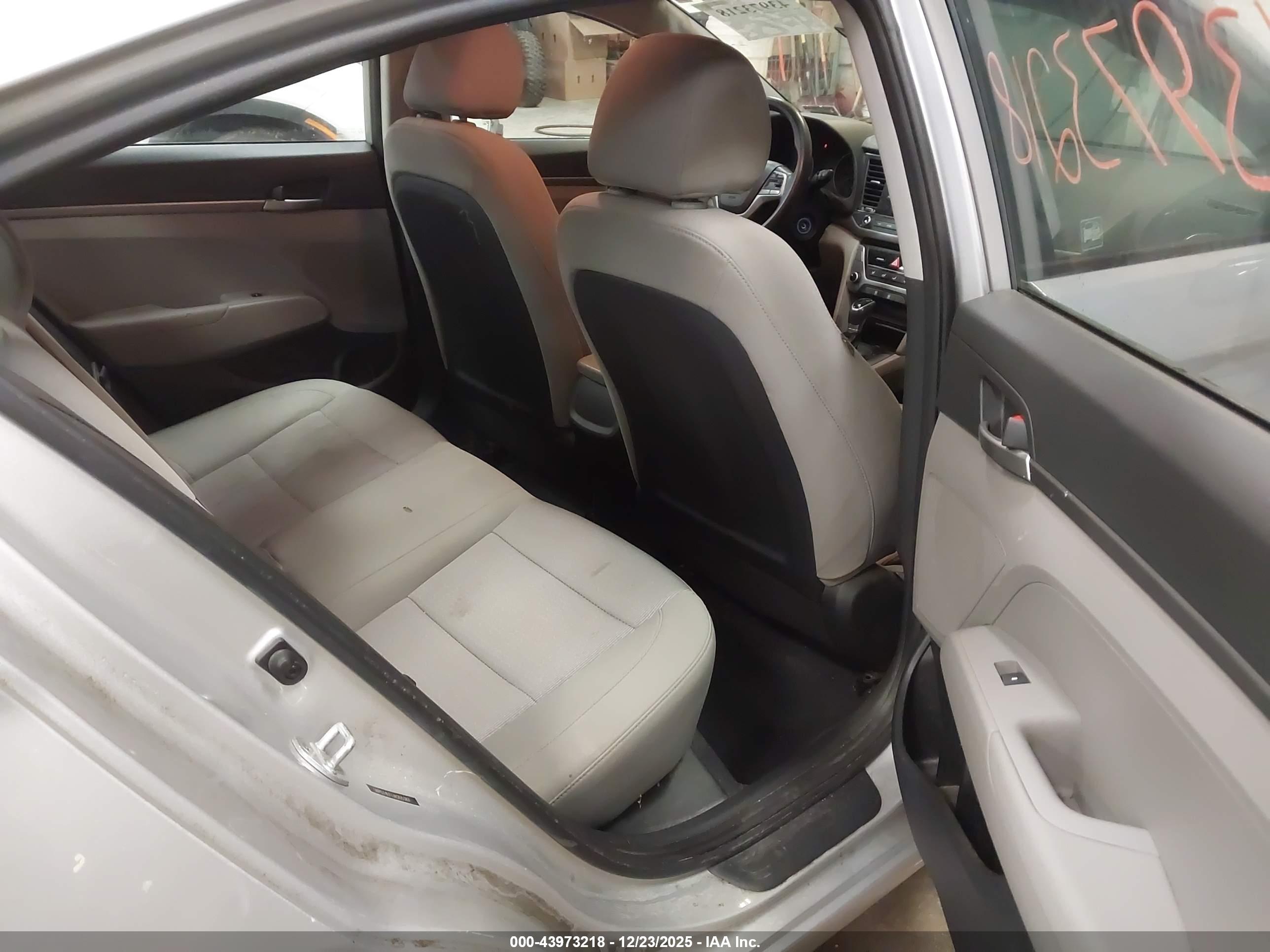 HYUNDAI ELANTRA image 8