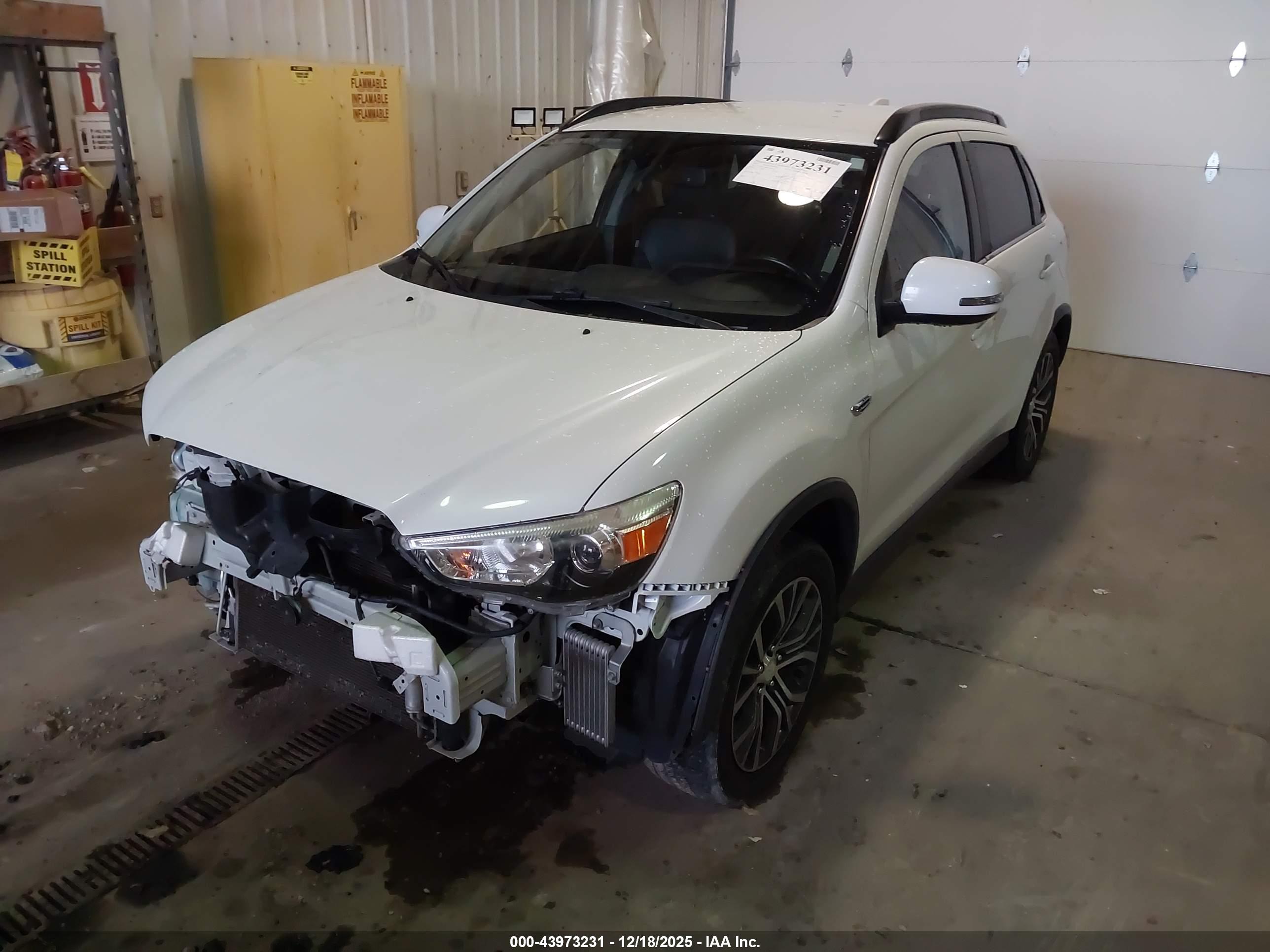 MITSUBISHI OUTLANDER image 2