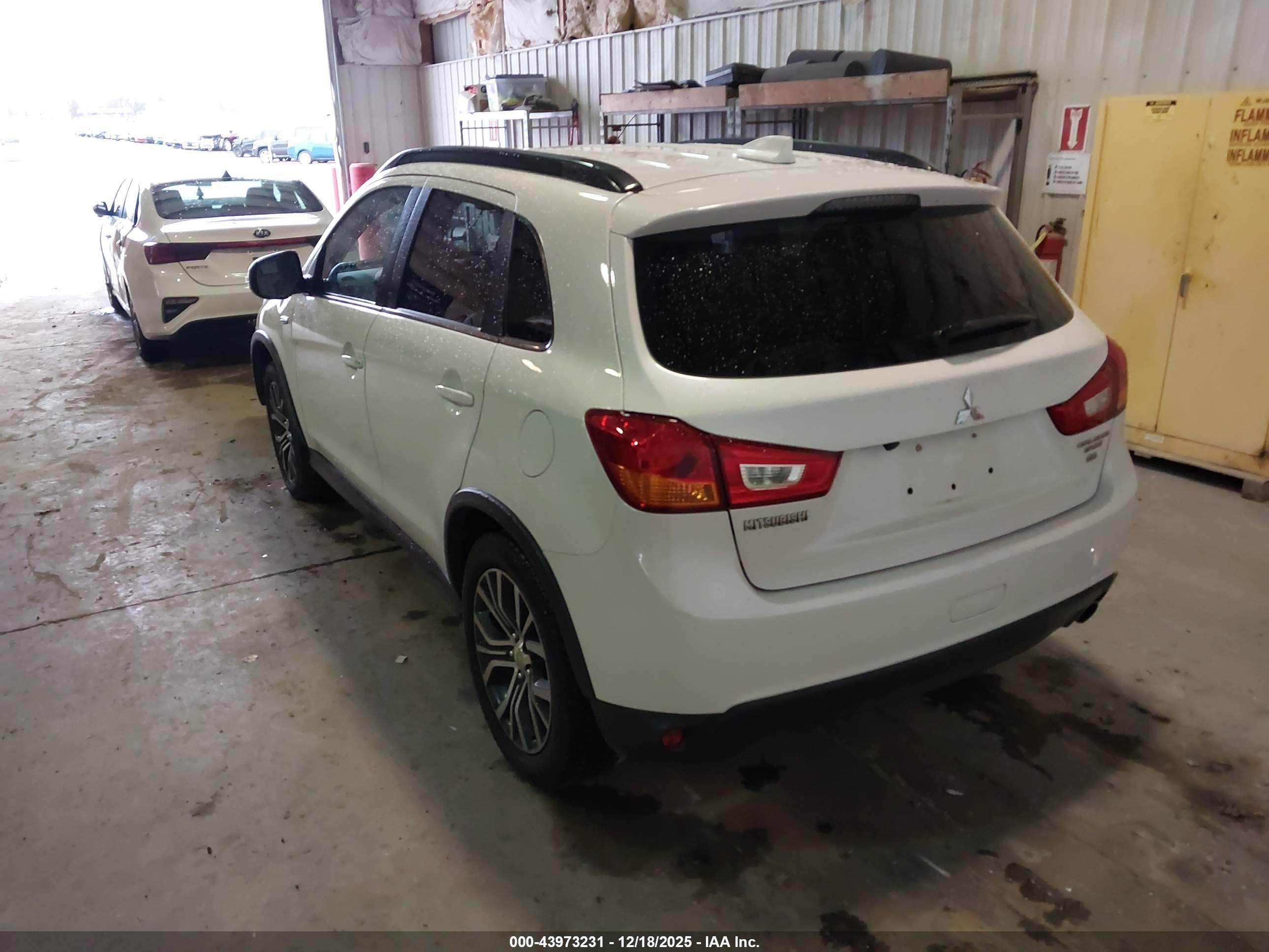 MITSUBISHI OUTLANDER image 3