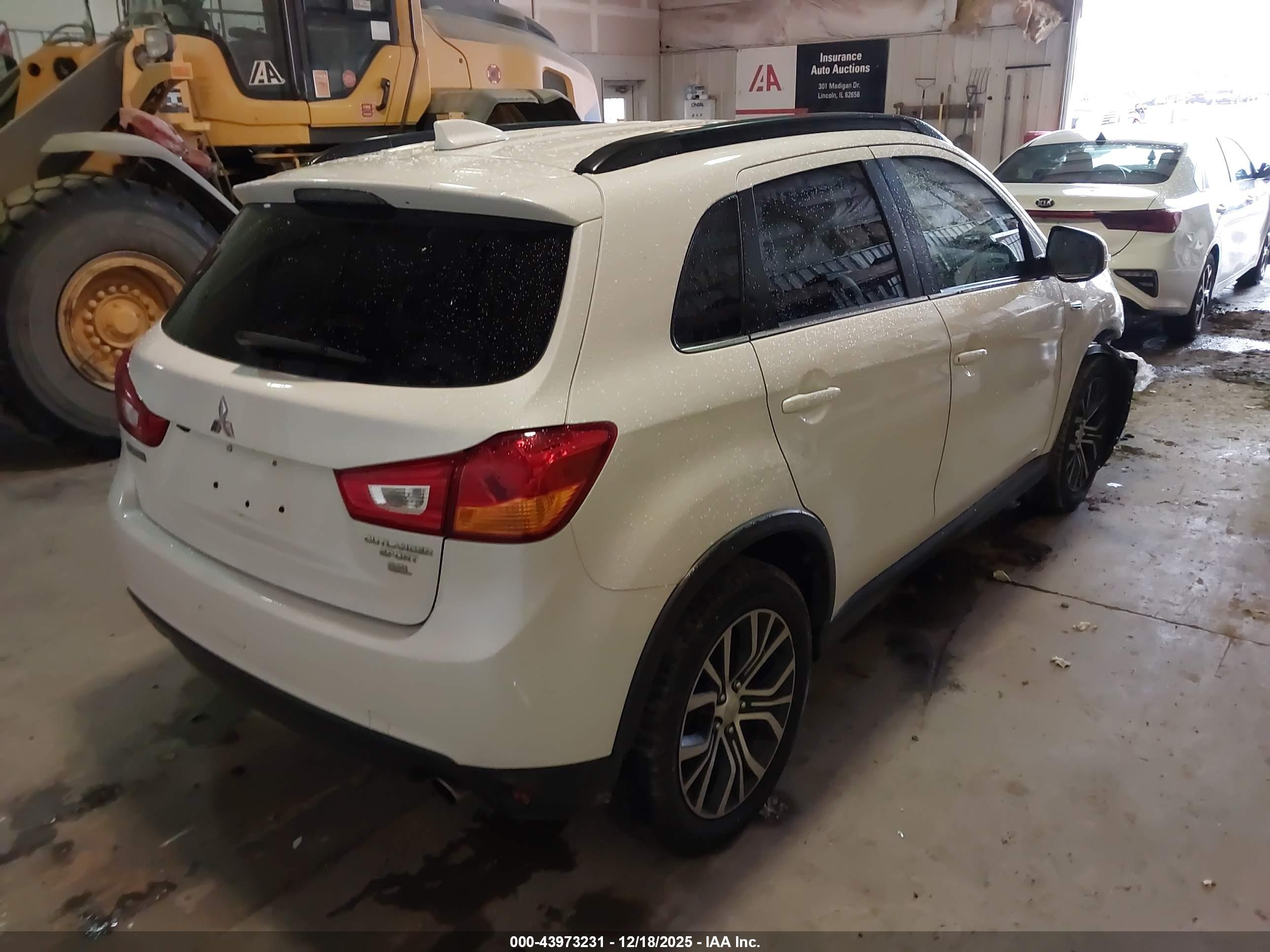 MITSUBISHI OUTLANDER image 4