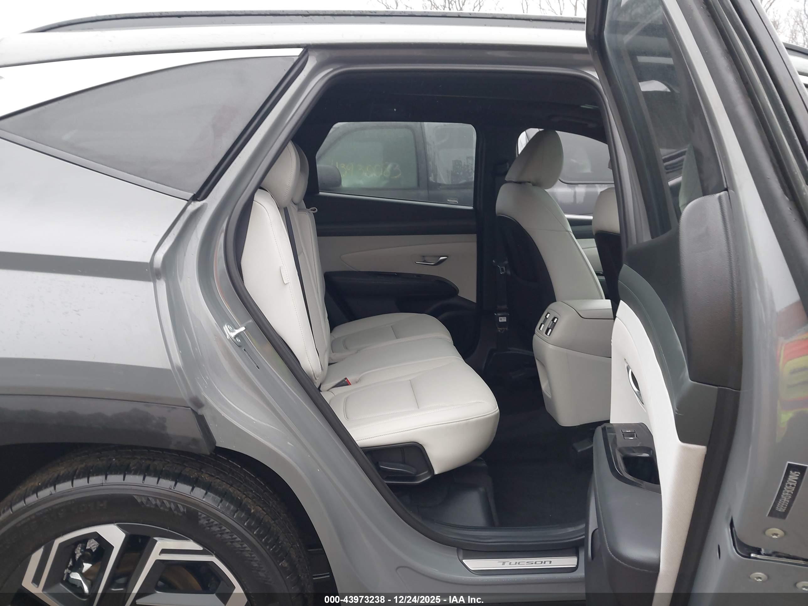 HYUNDAI TUCSON image 8