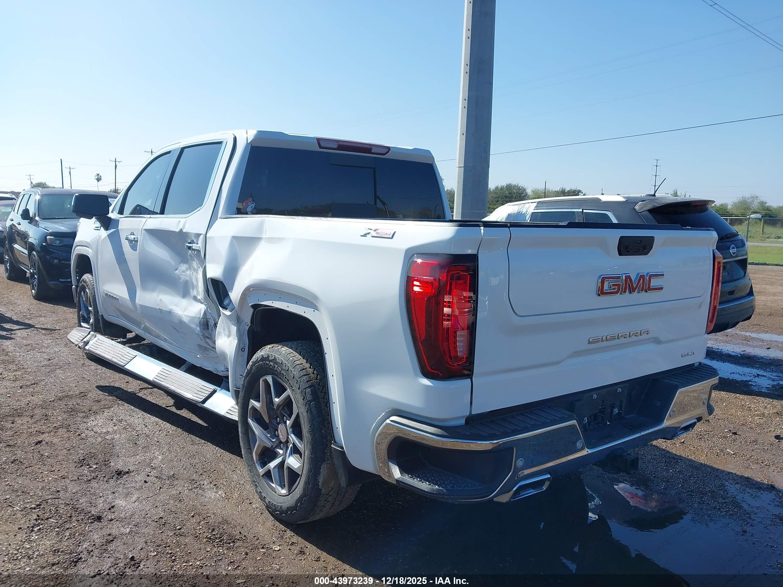 GMC SIERRA image 3