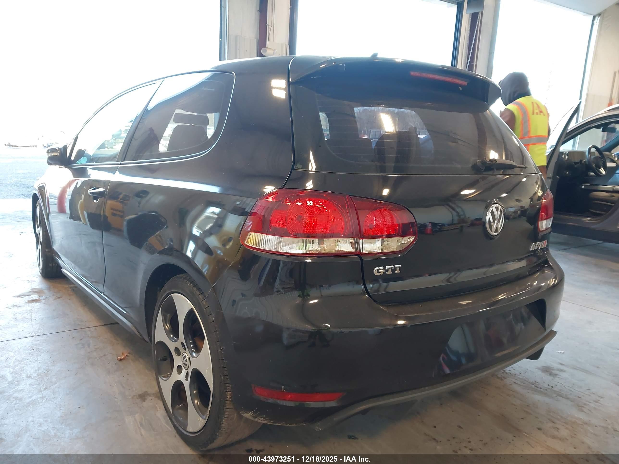 VOLKSWAGEN GTI image 3