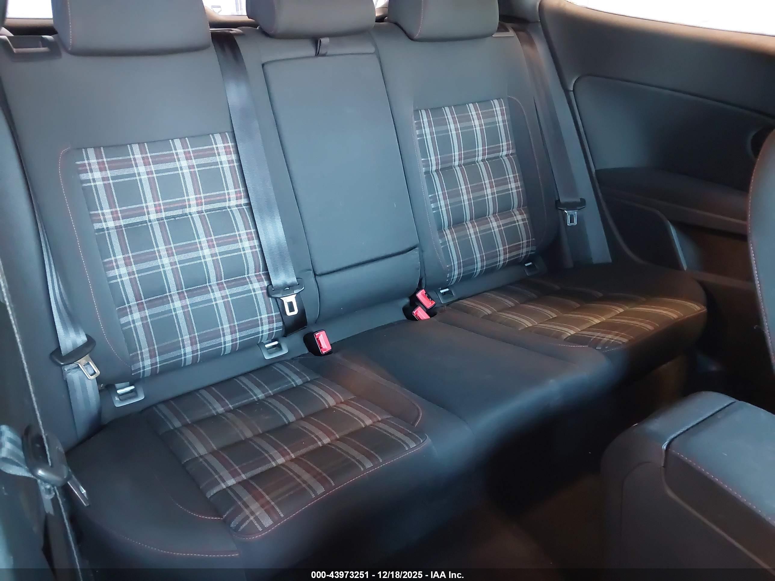 VOLKSWAGEN GTI image 8