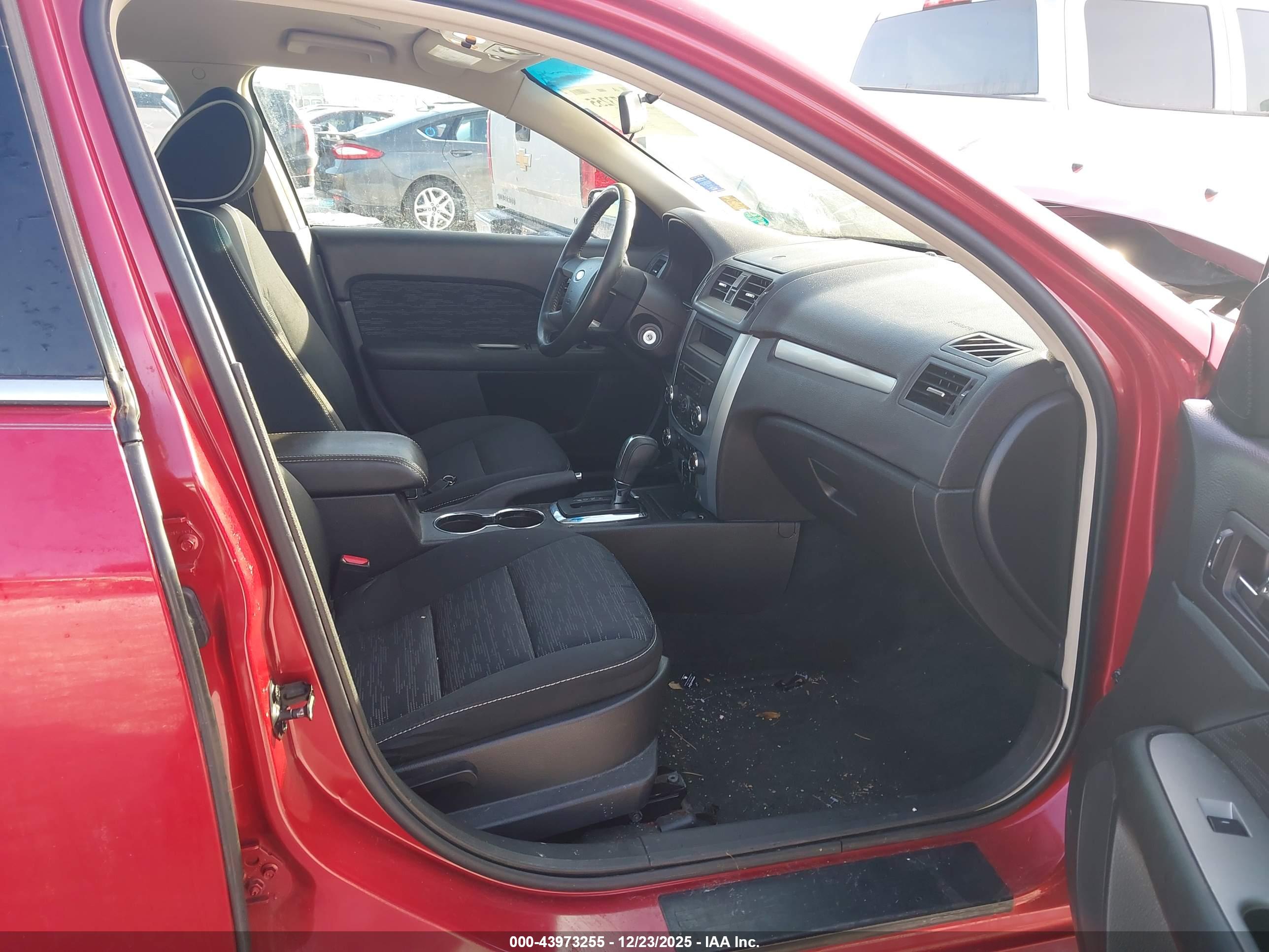FORD FUSION image 5