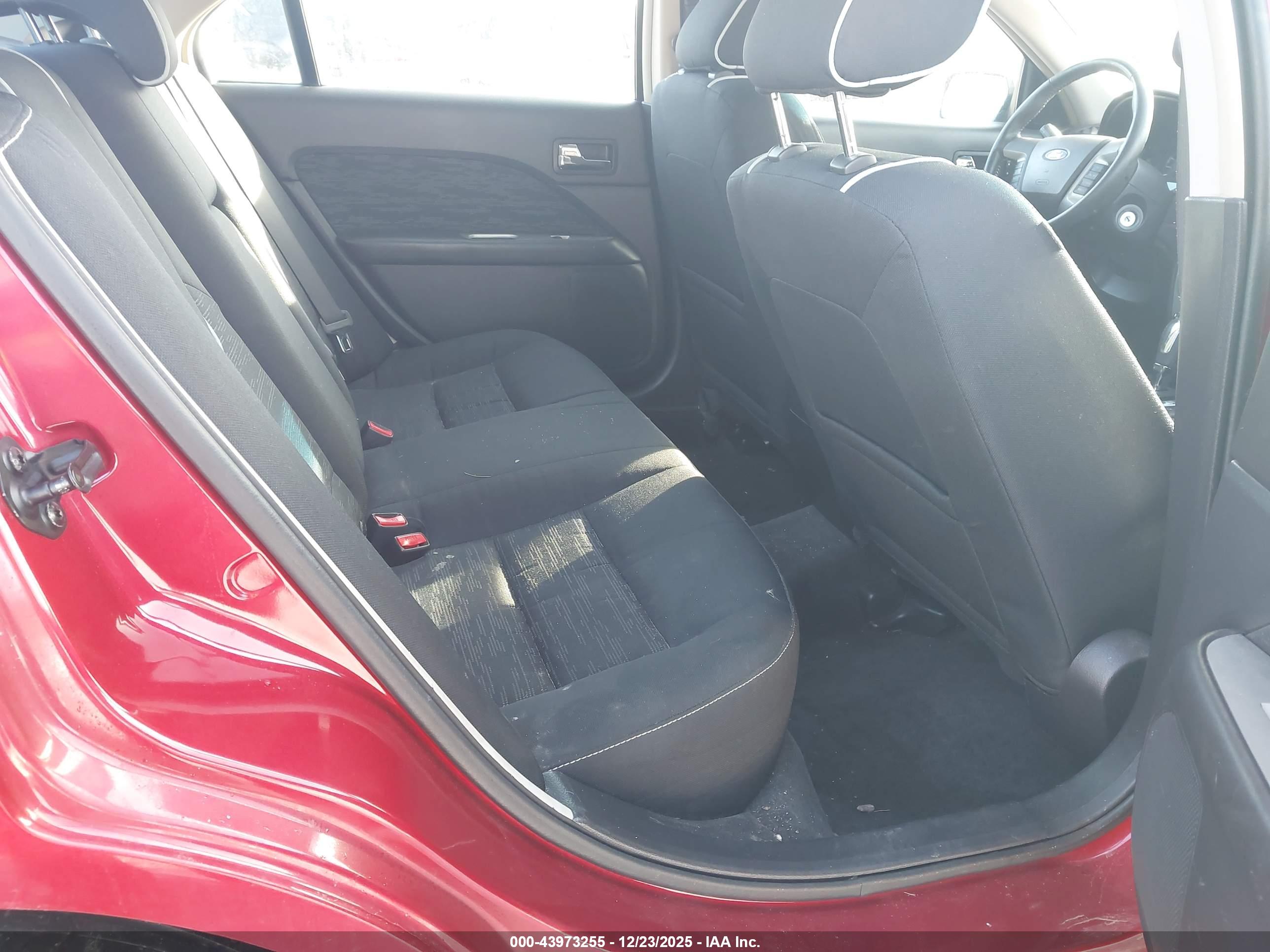 FORD FUSION image 8