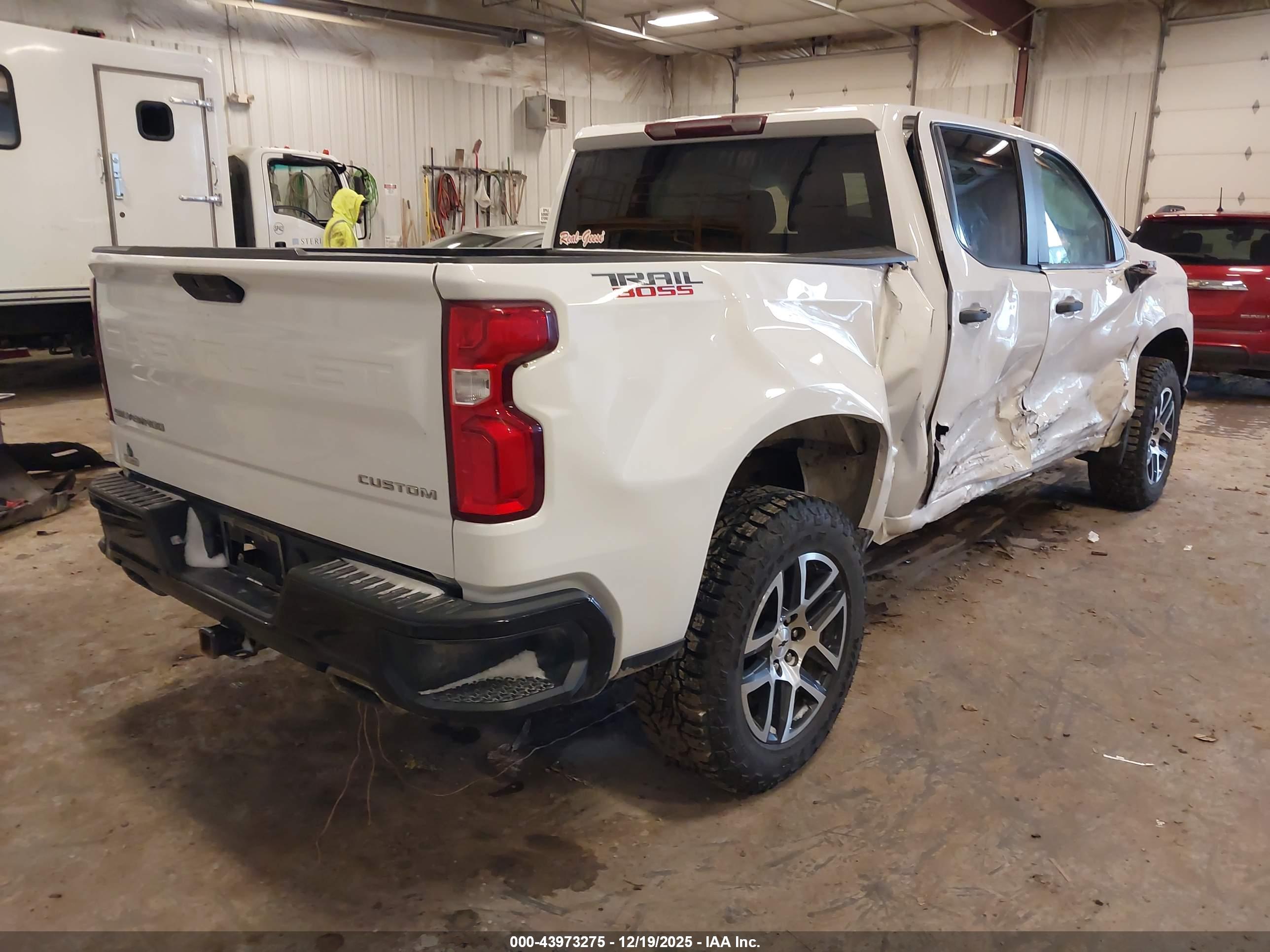 CHEVROLET SILVERADO image 4