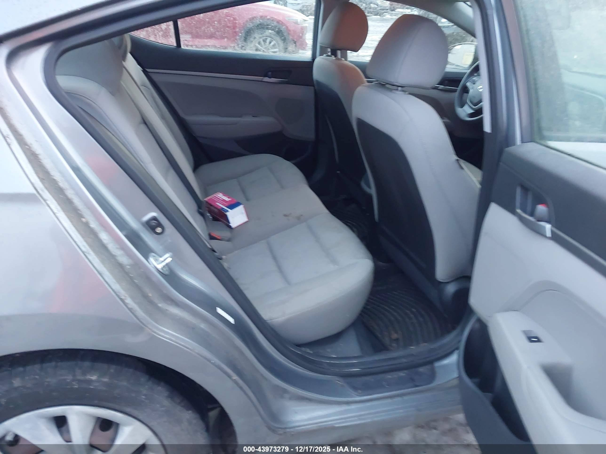 HYUNDAI ELANTRA image 8