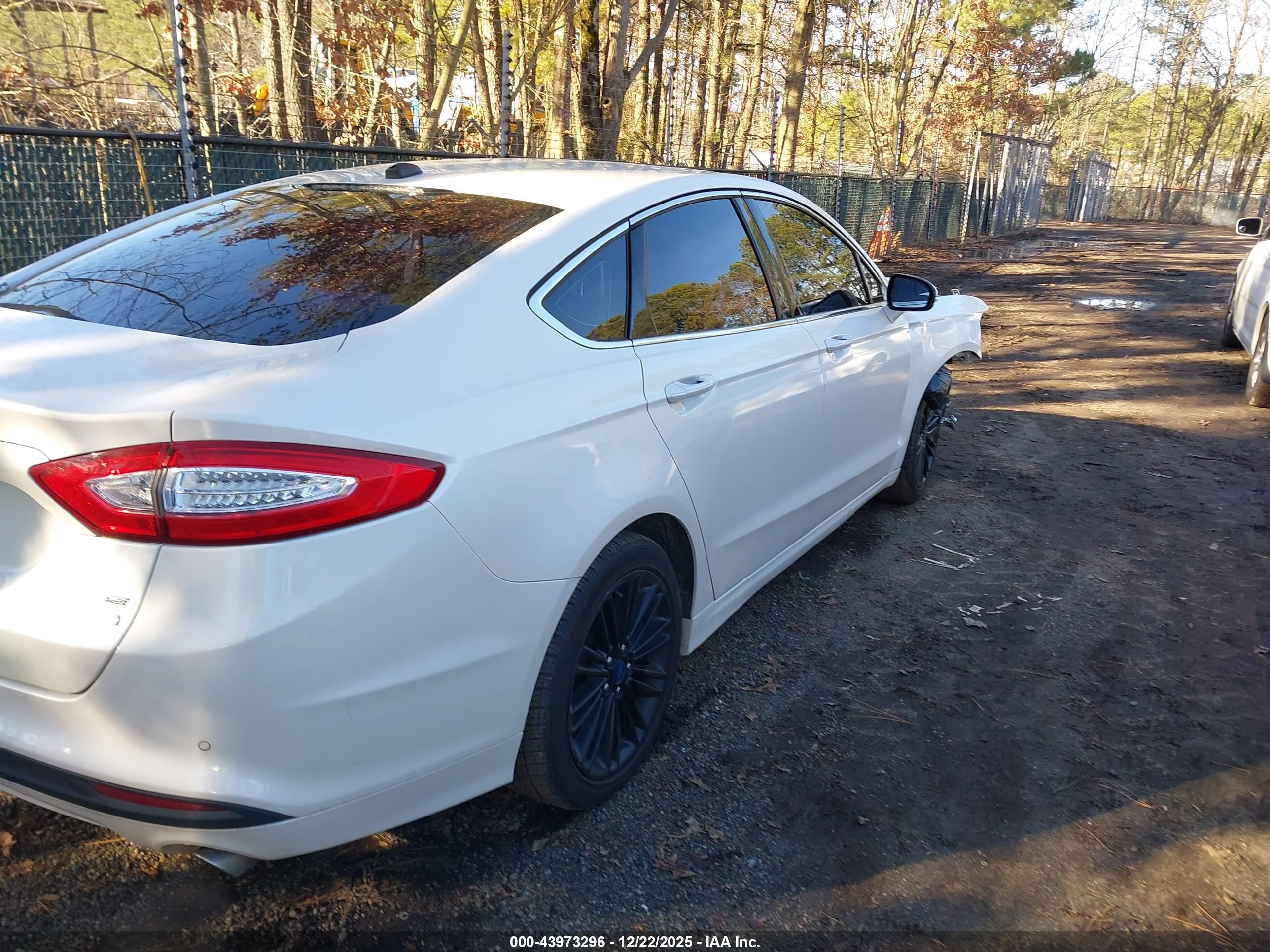 FORD FUSION image 4