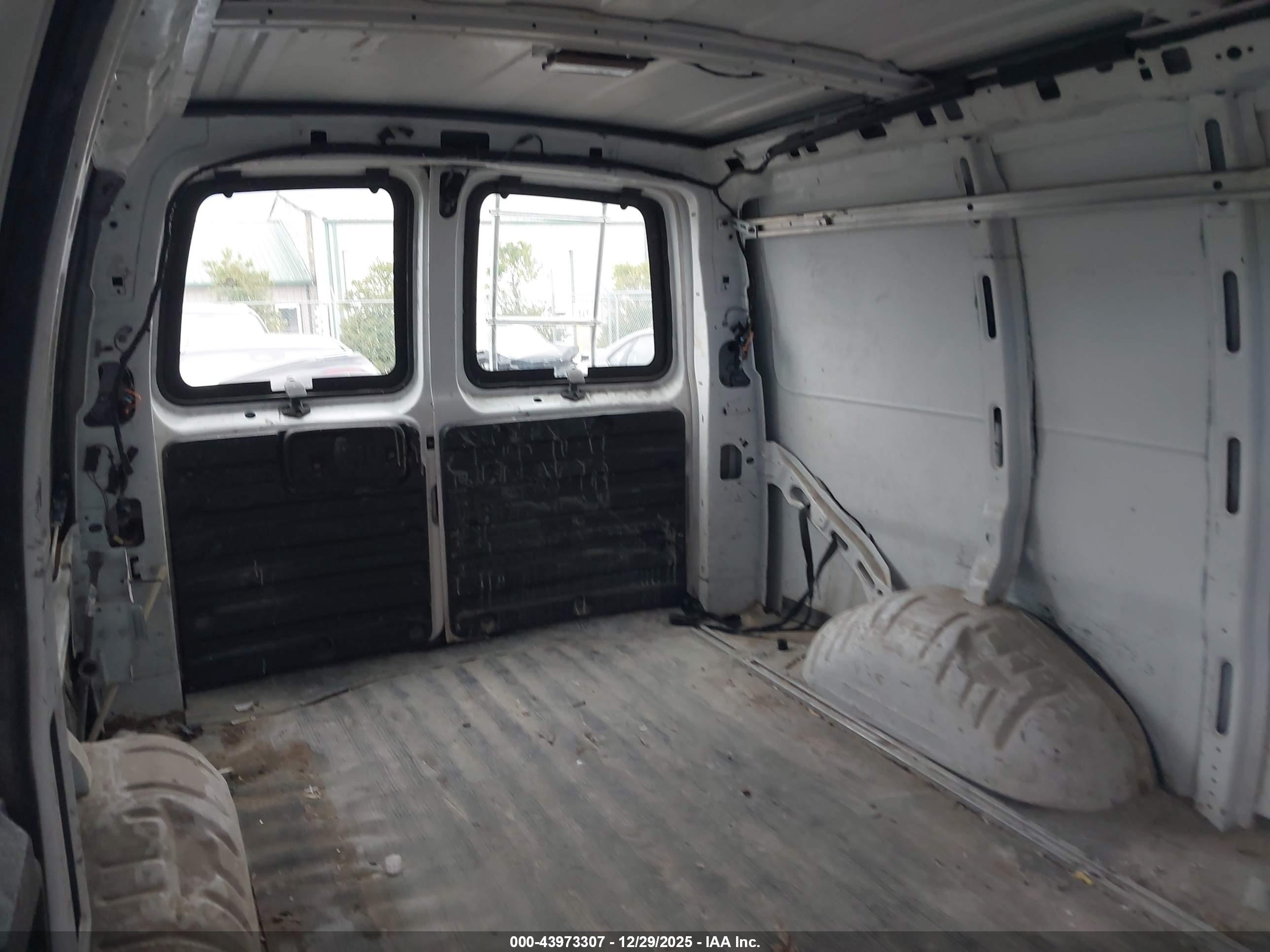 CHEVROLET EXPRESS image 8