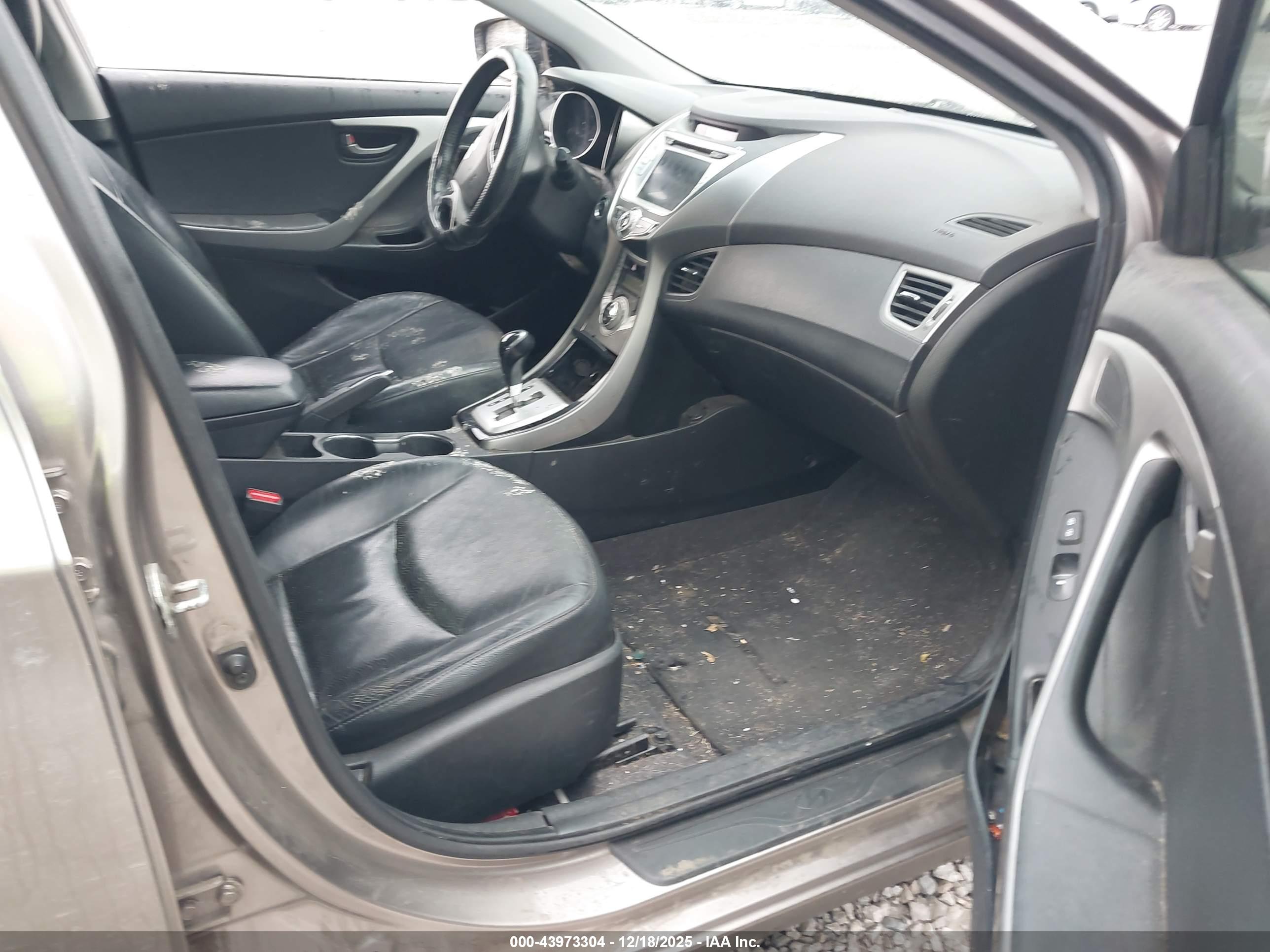 HYUNDAI ELANTRA image 5