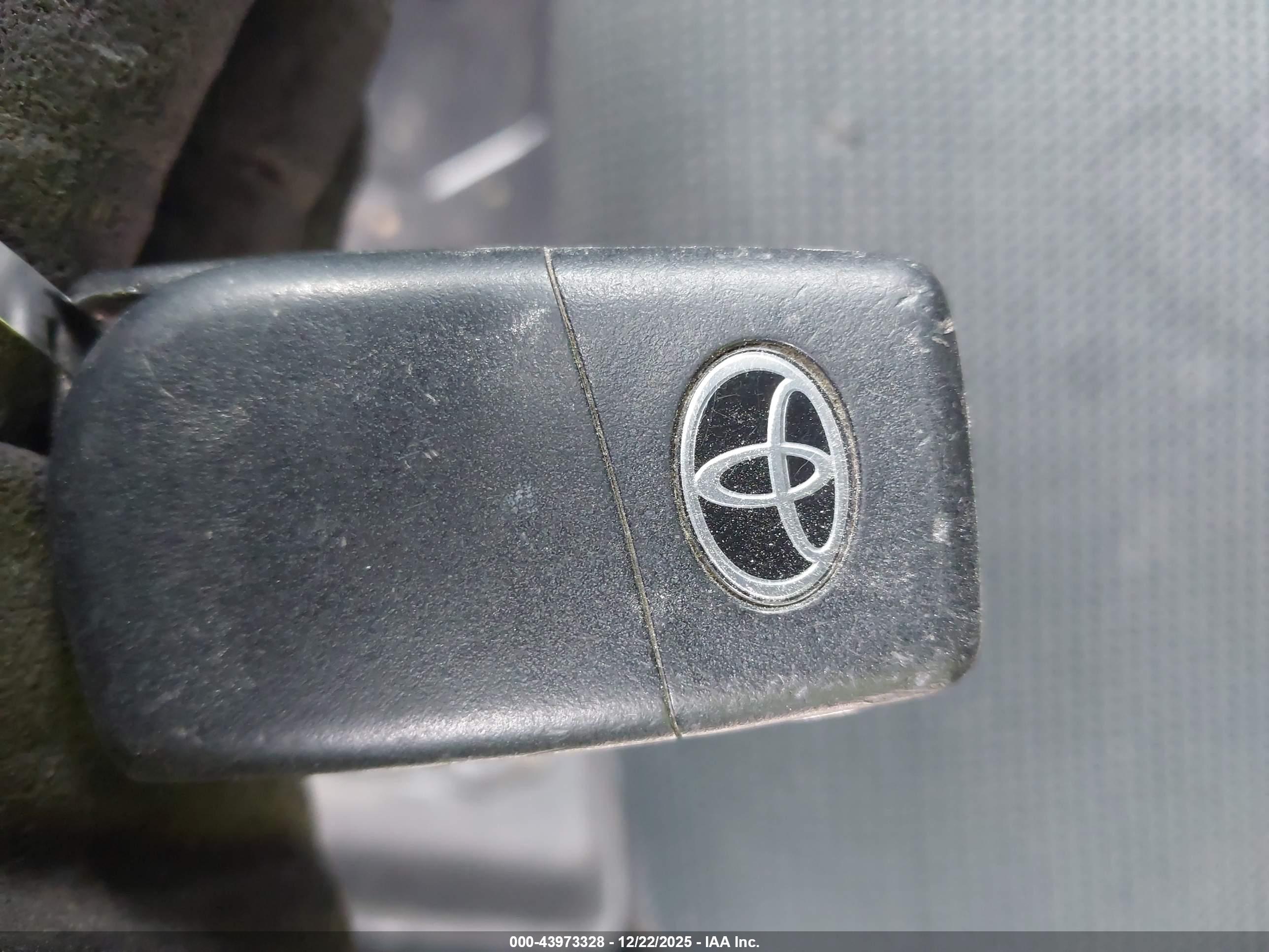 TOYOTA RAV4 image 11