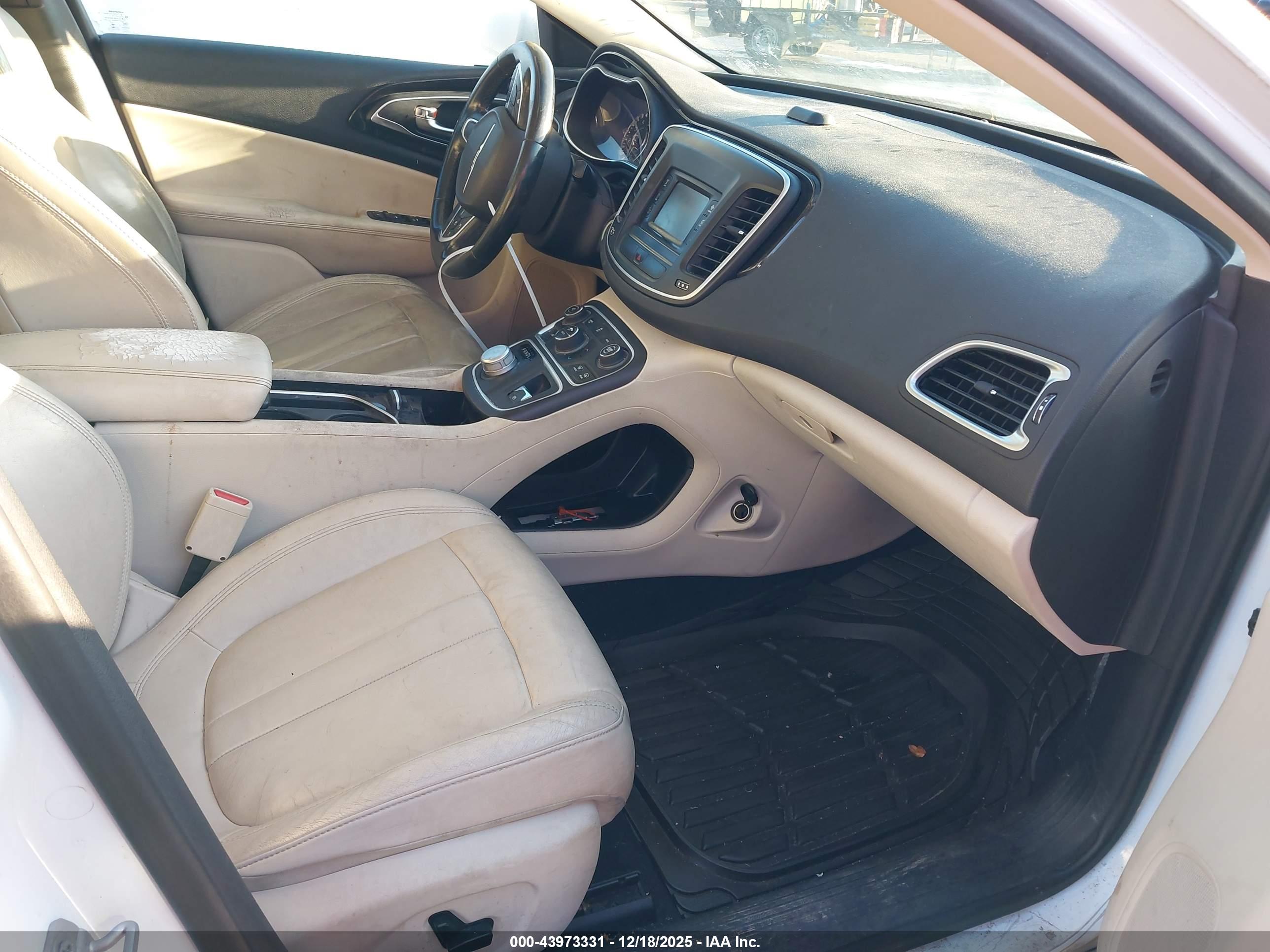 CHRYSLER 200 image 5