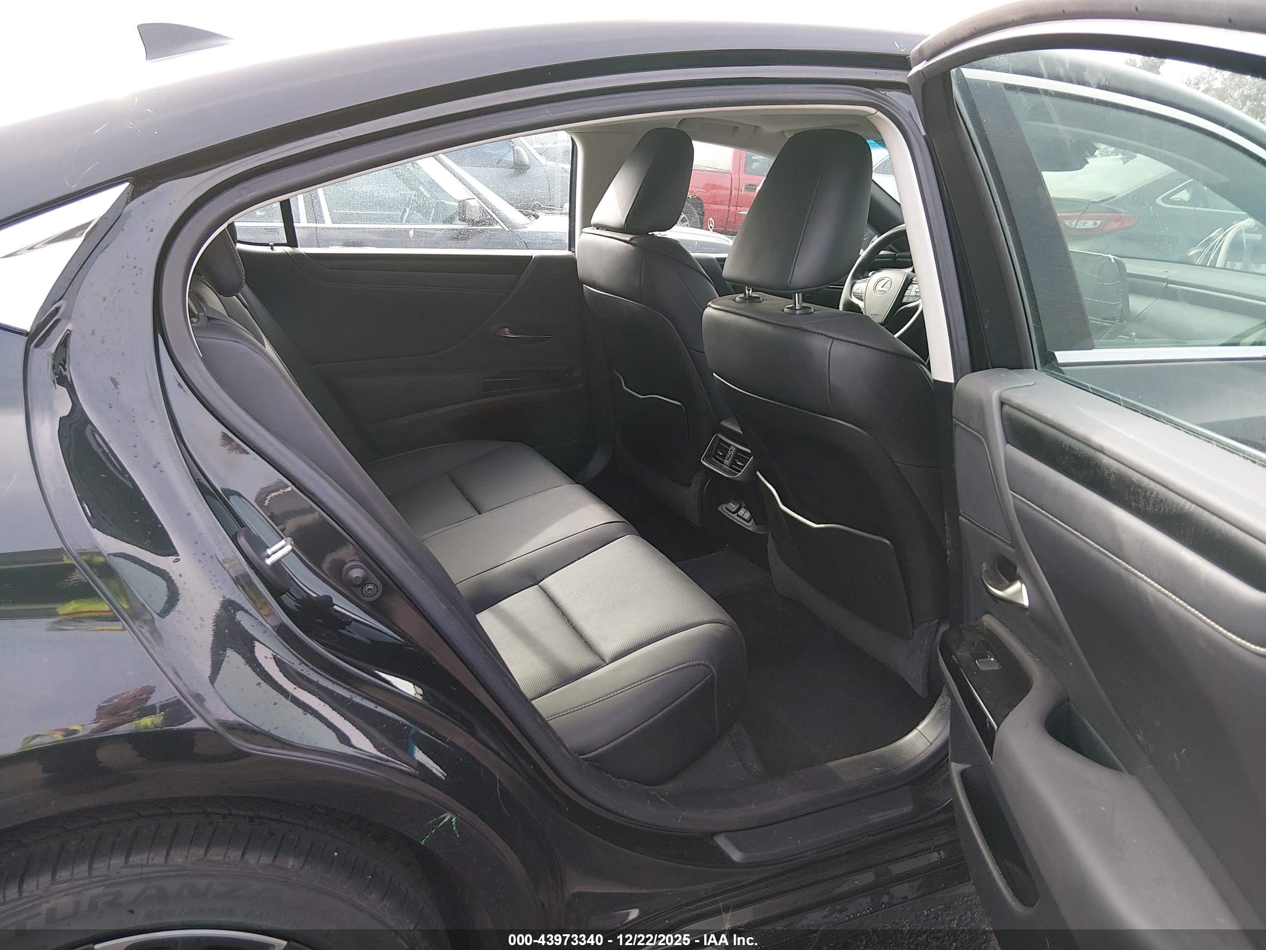 LEXUS ES image 8