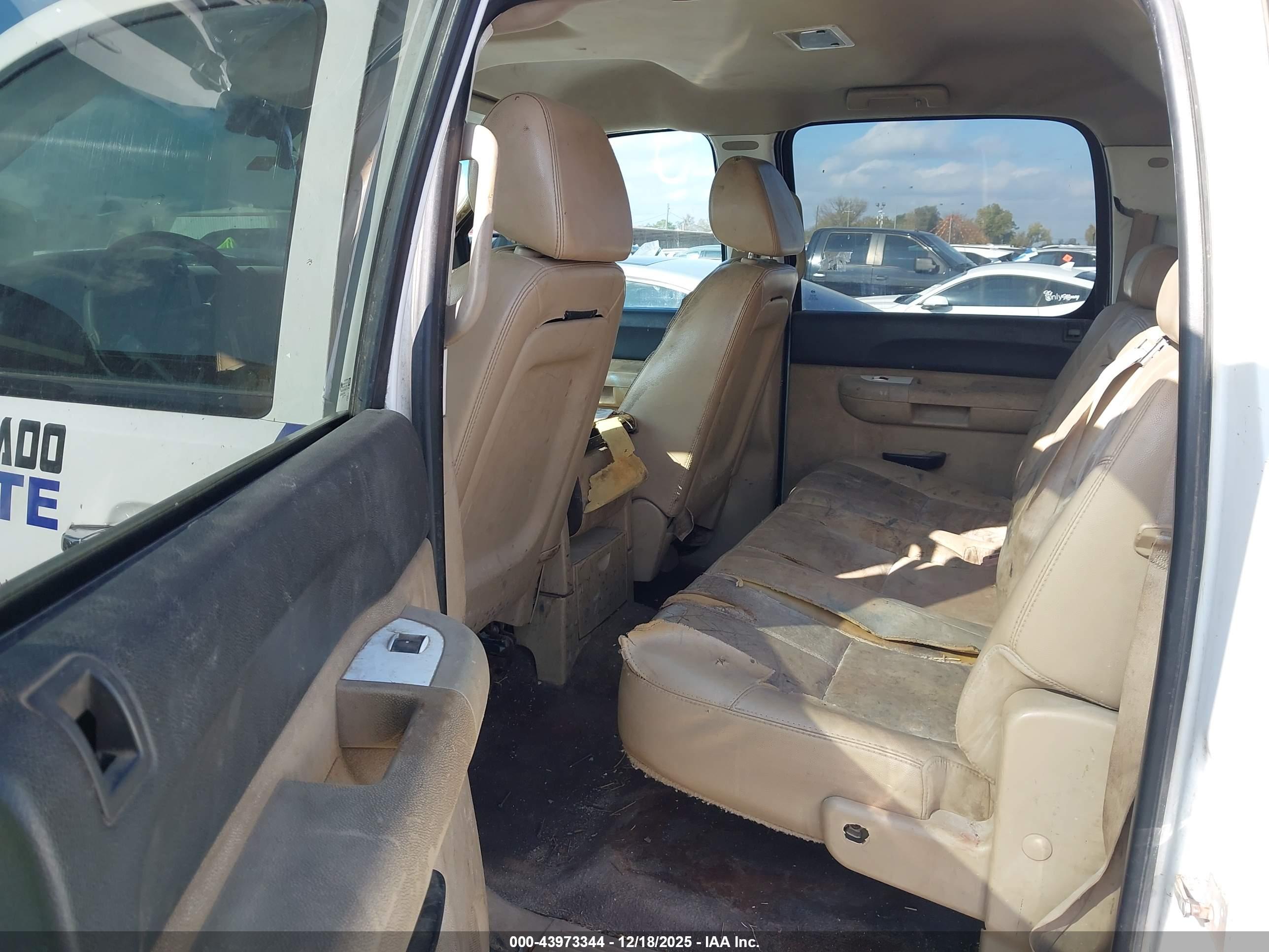 CHEVROLET SILVERADO image 8