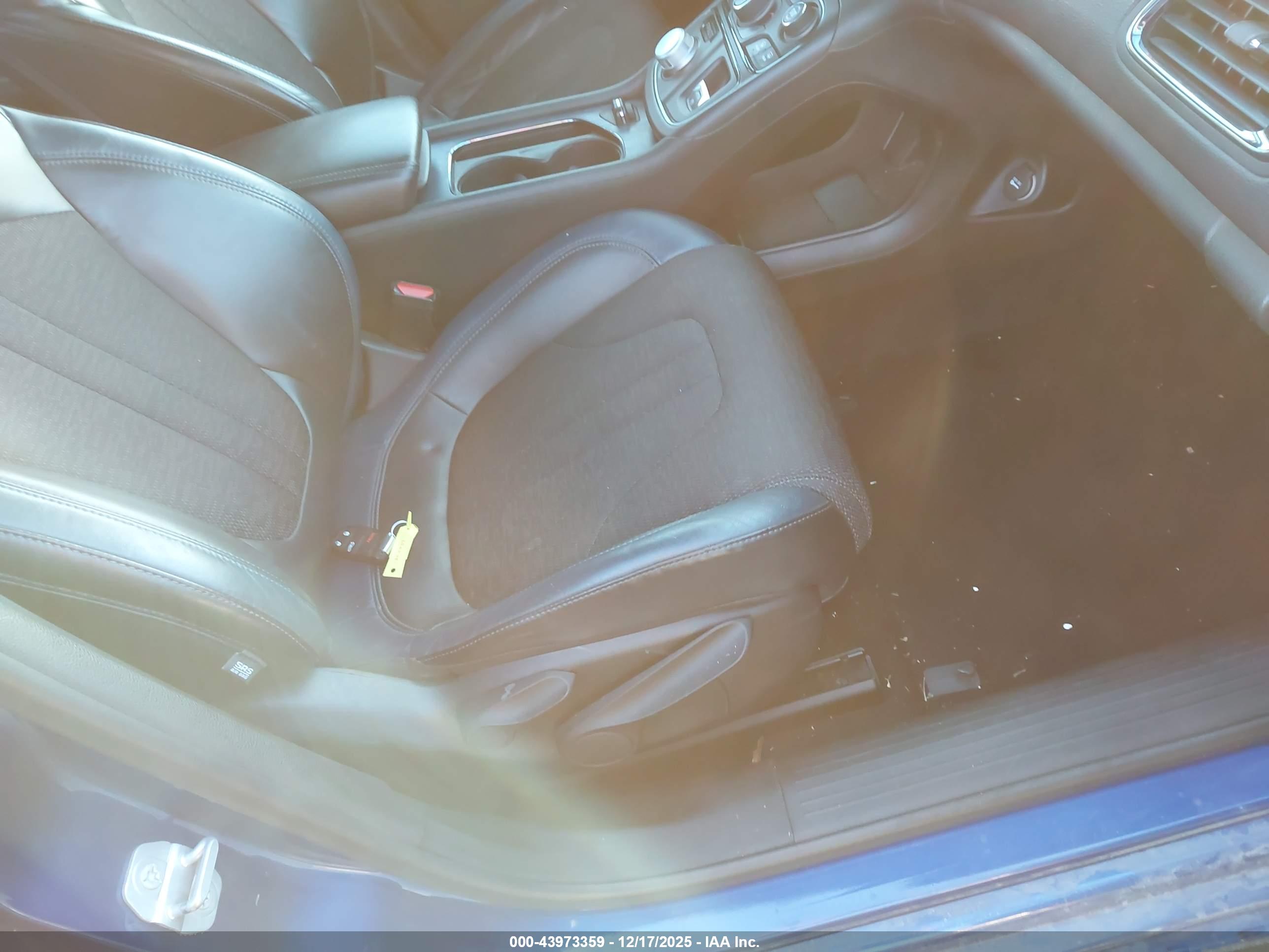 CHRYSLER 200 image 5