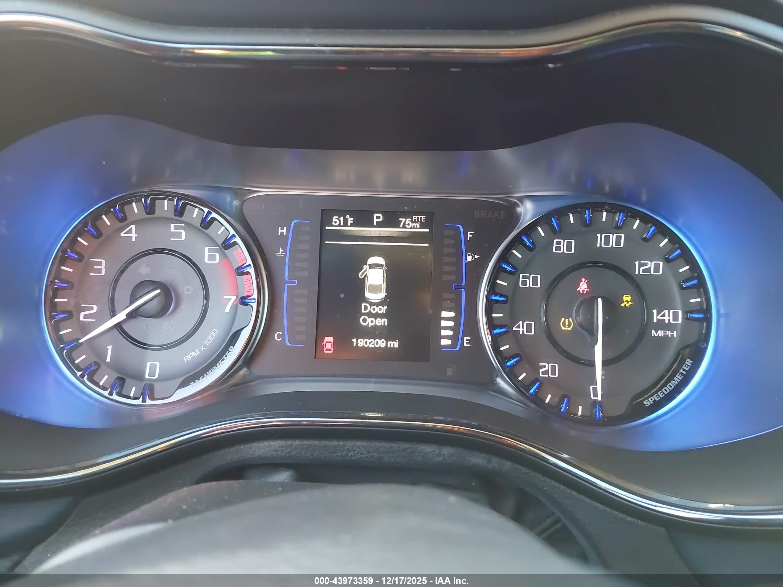 CHRYSLER 200 image 7