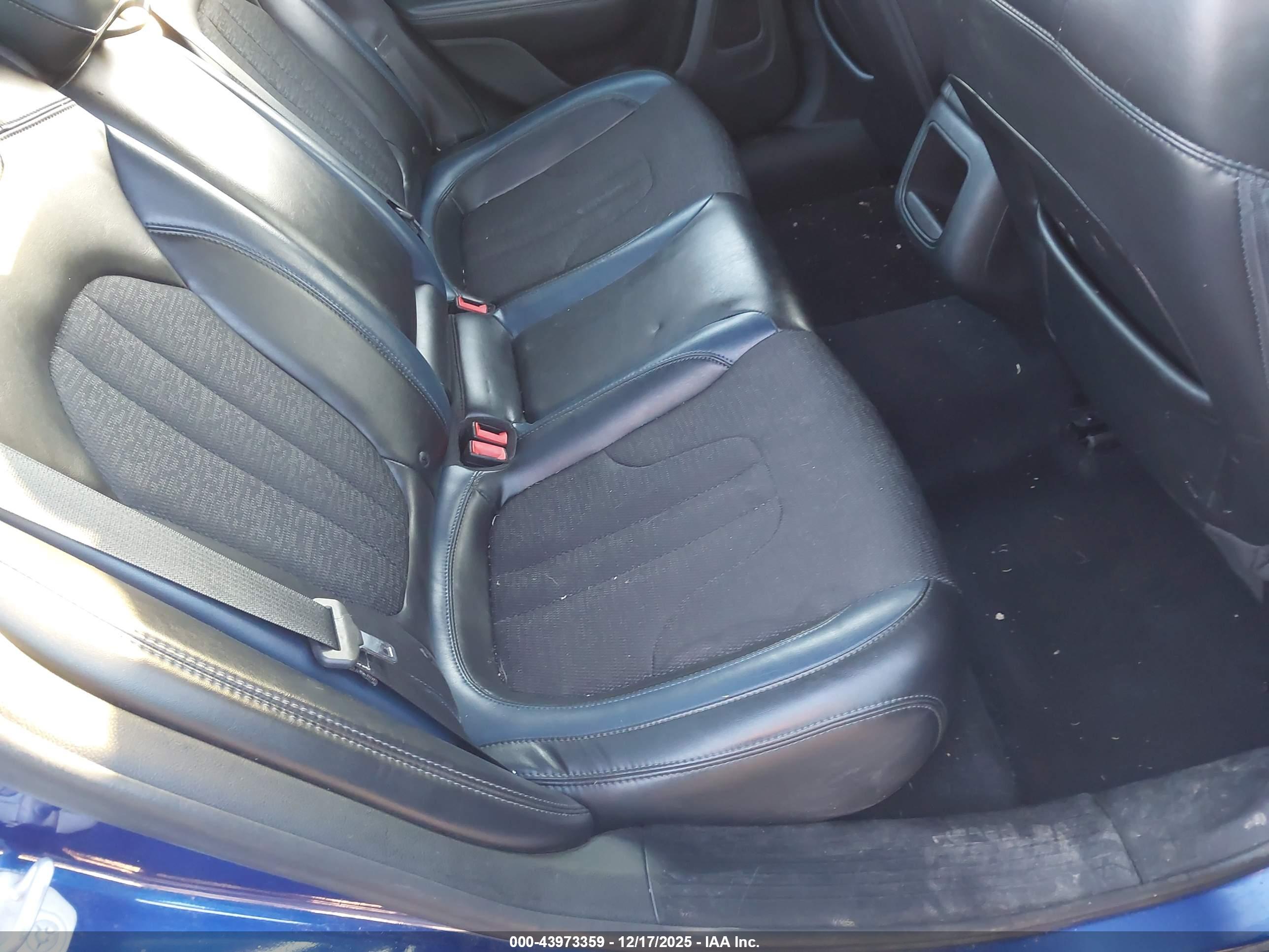 CHRYSLER 200 image 8