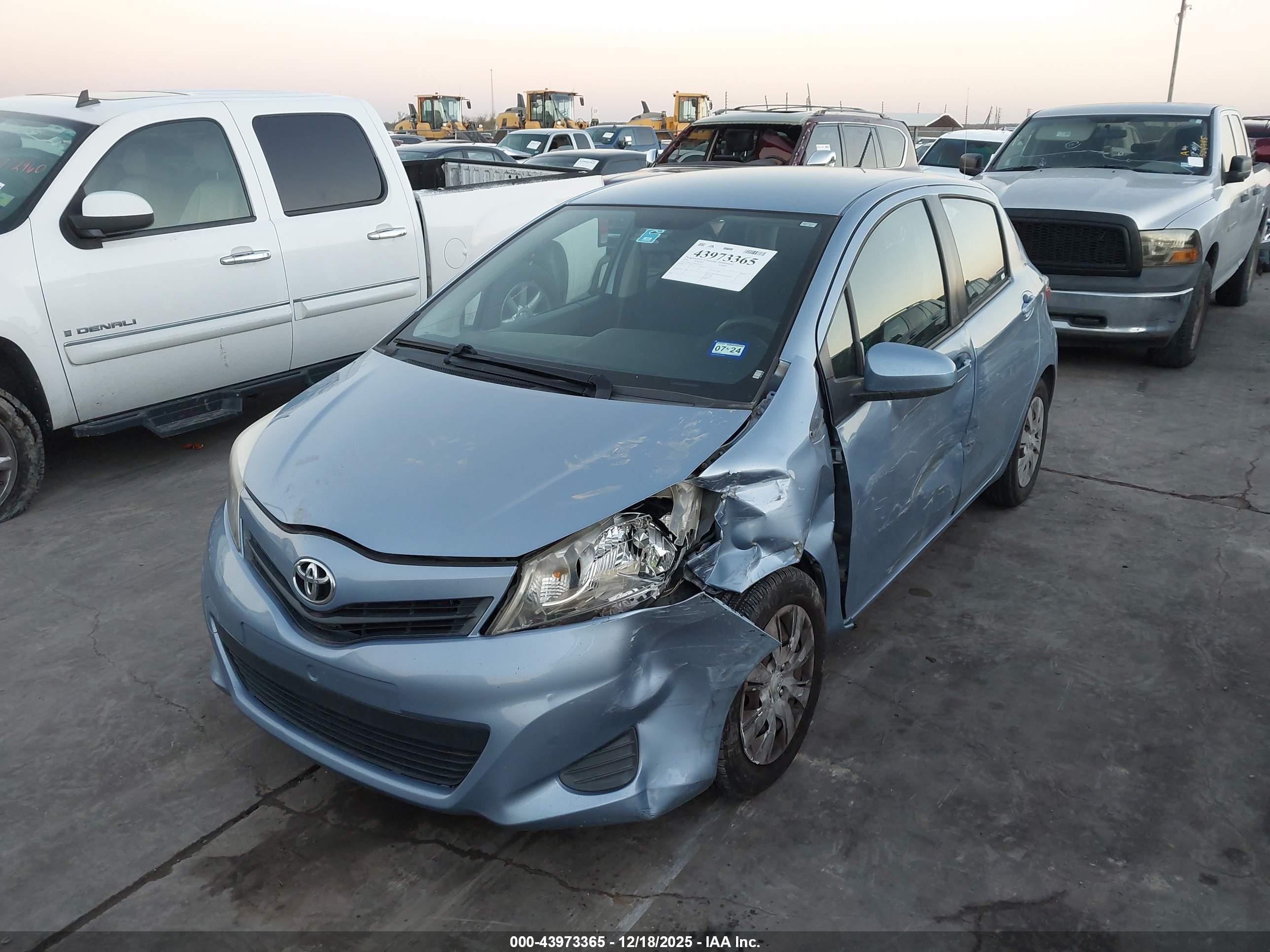 TOYOTA YARIS image 2